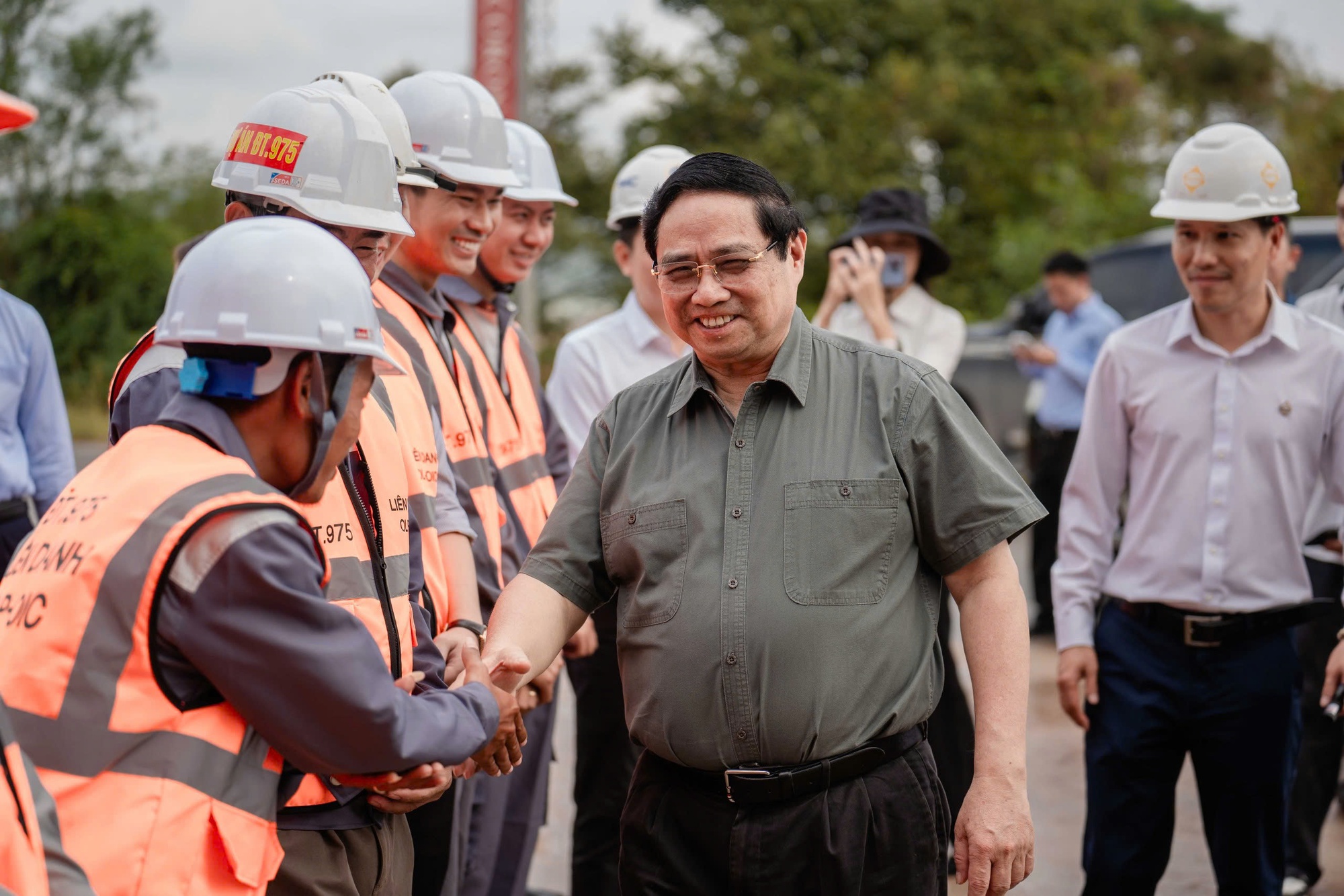 Thủ tướng đề nghị phát huy tinh thần "chỉ bàn làm, không bàn lùi" tại các dự án phục vụ APEC- Ảnh 1.