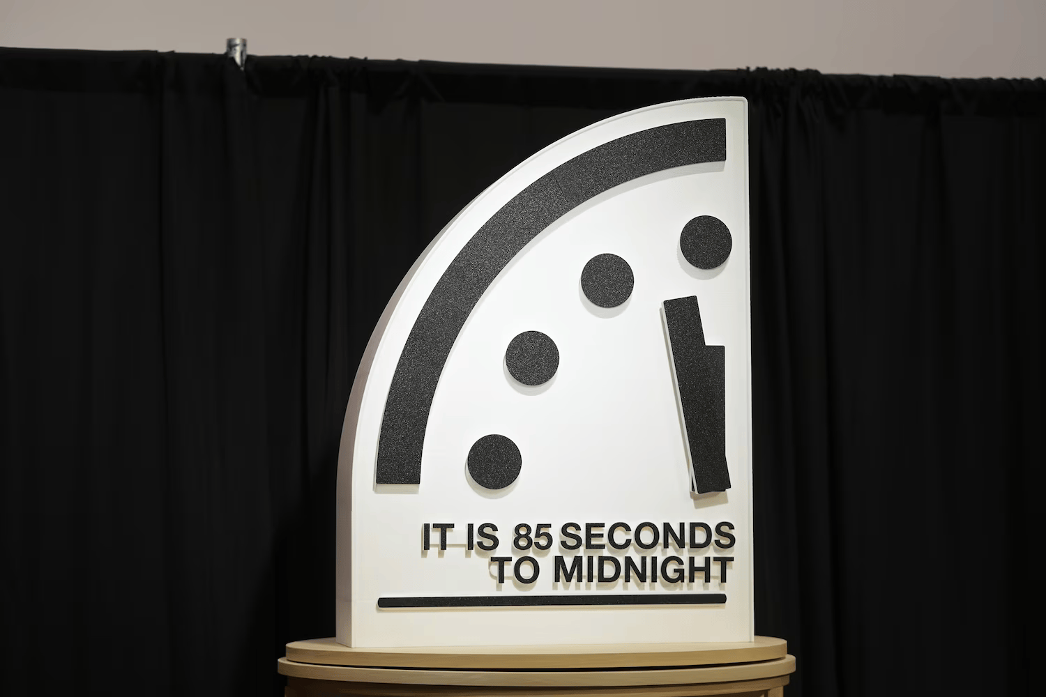 Đồng hồ Ngày tận thế tiến sát mốc kỷ lục: Chỉ còn 85 giây đến “nửa đêm” - Ảnh 1.