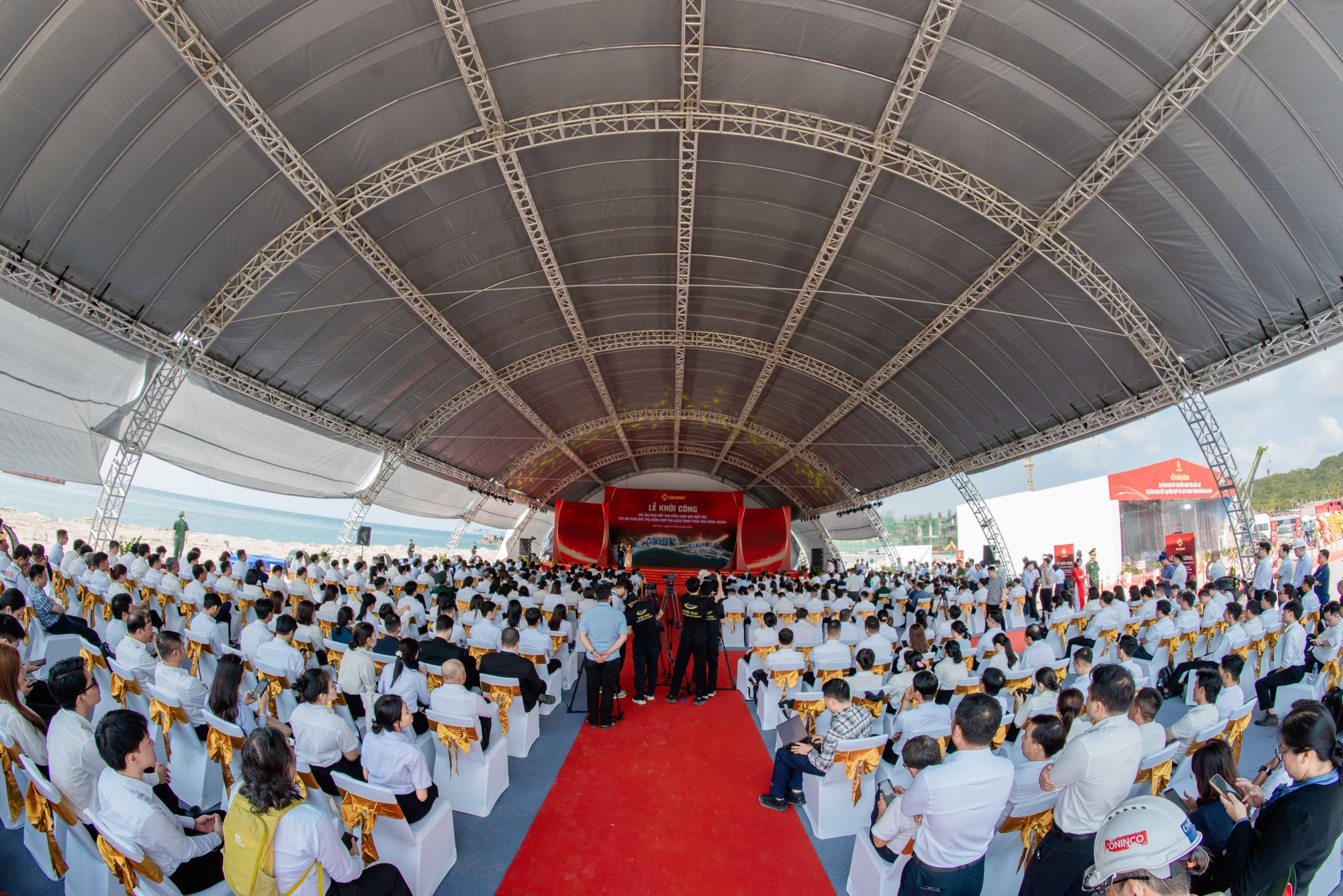Thủ tướng đề nghị phát huy tinh thần "chỉ bàn làm, không bàn lùi" tại các dự án phục vụ APEC- Ảnh 13.