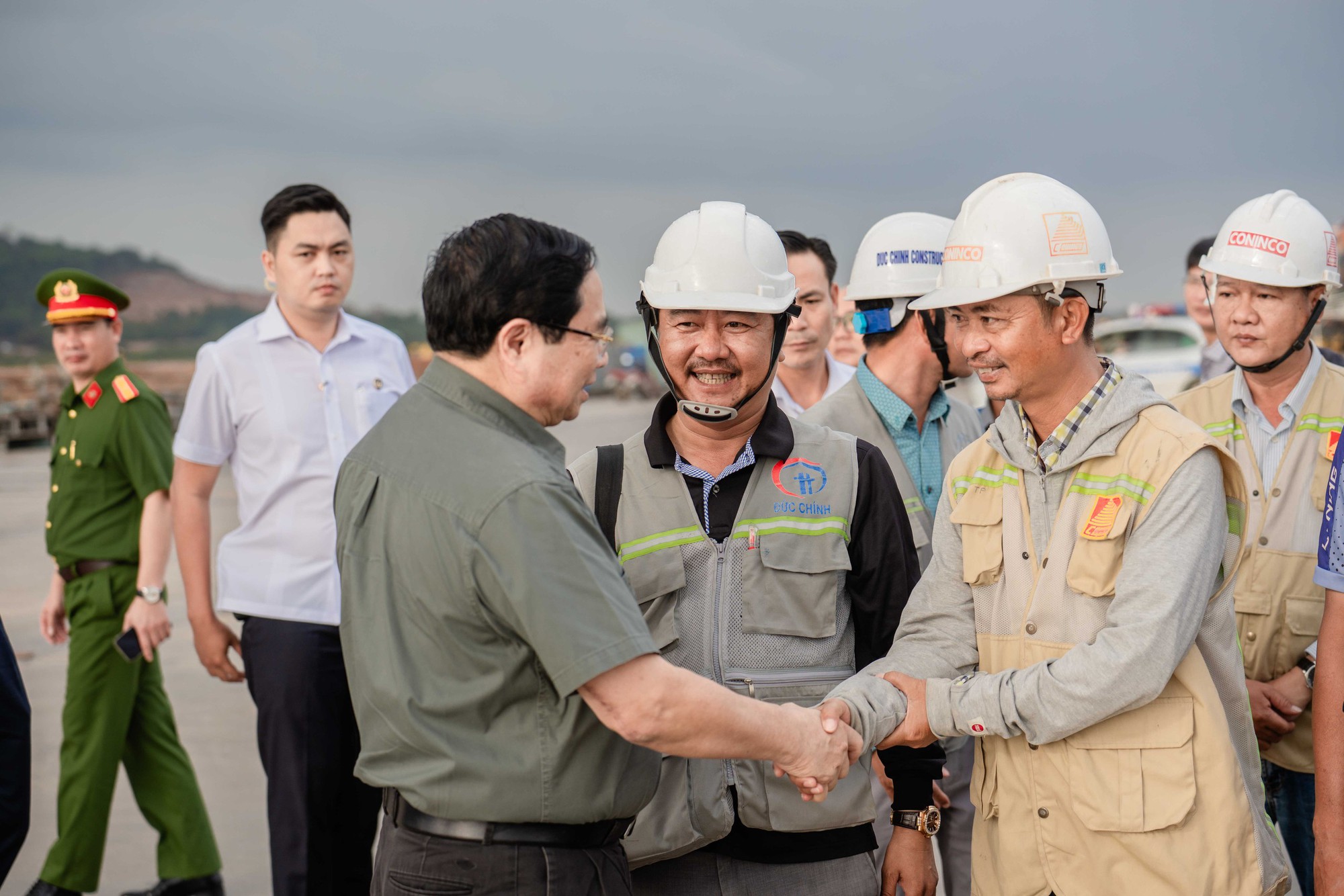 Thủ tướng đề nghị phát huy tinh thần "chỉ bàn làm, không bàn lùi" tại các dự án phục vụ APEC- Ảnh 2.