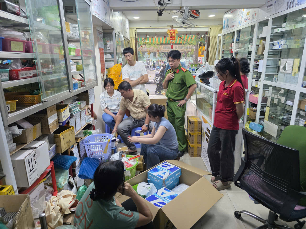 Công an TPHCM 3 người bán chất kịch độc cho các phòng nha khoa - Ảnh 6.