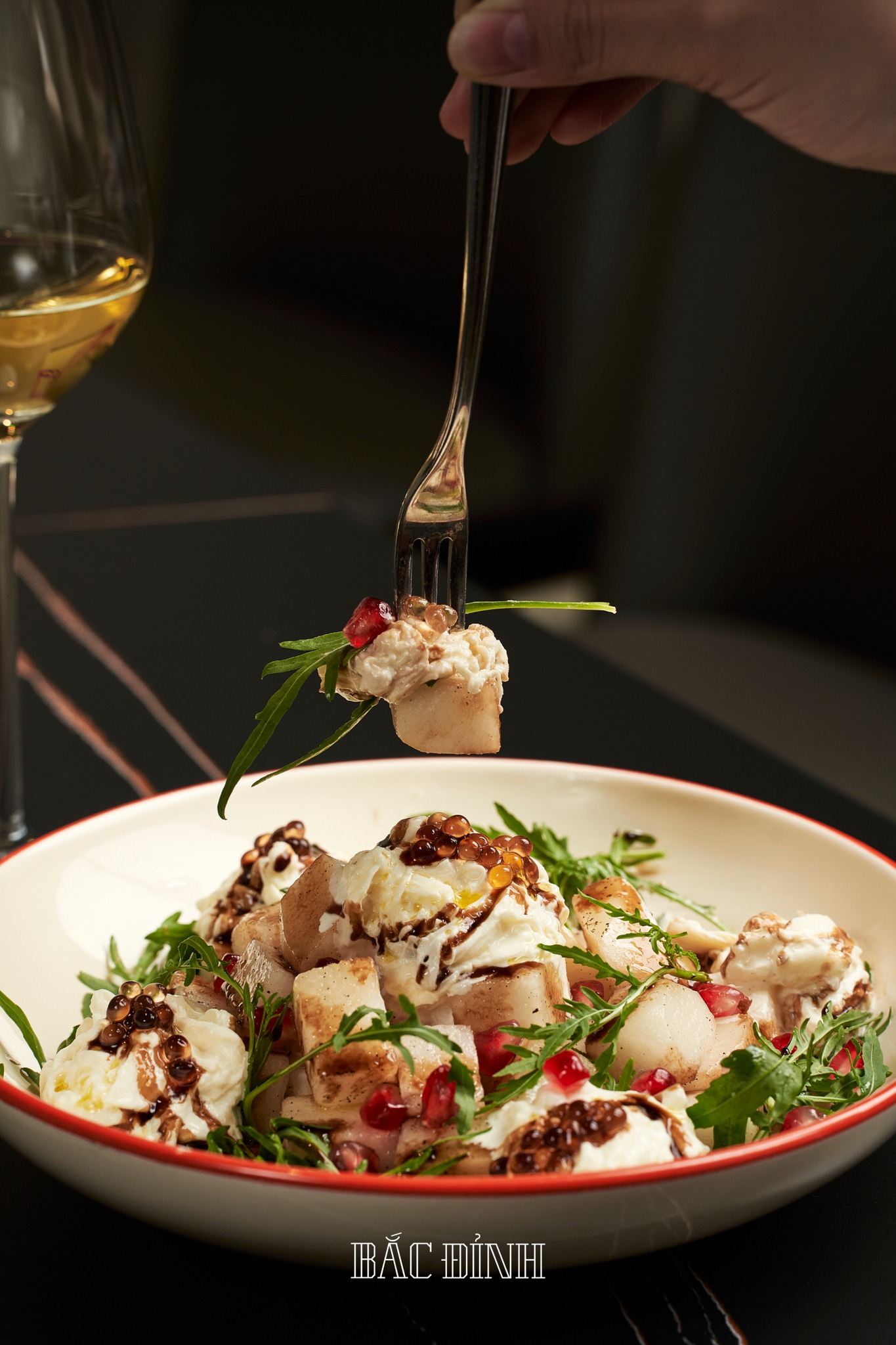 Giải mã món salad dâu "đắt buốt ruột" 770k khuấy đảo MXH và công thức đu trend ngon chuẩn vị từ "nàng thơ" Hà Cúc - Ảnh 1.