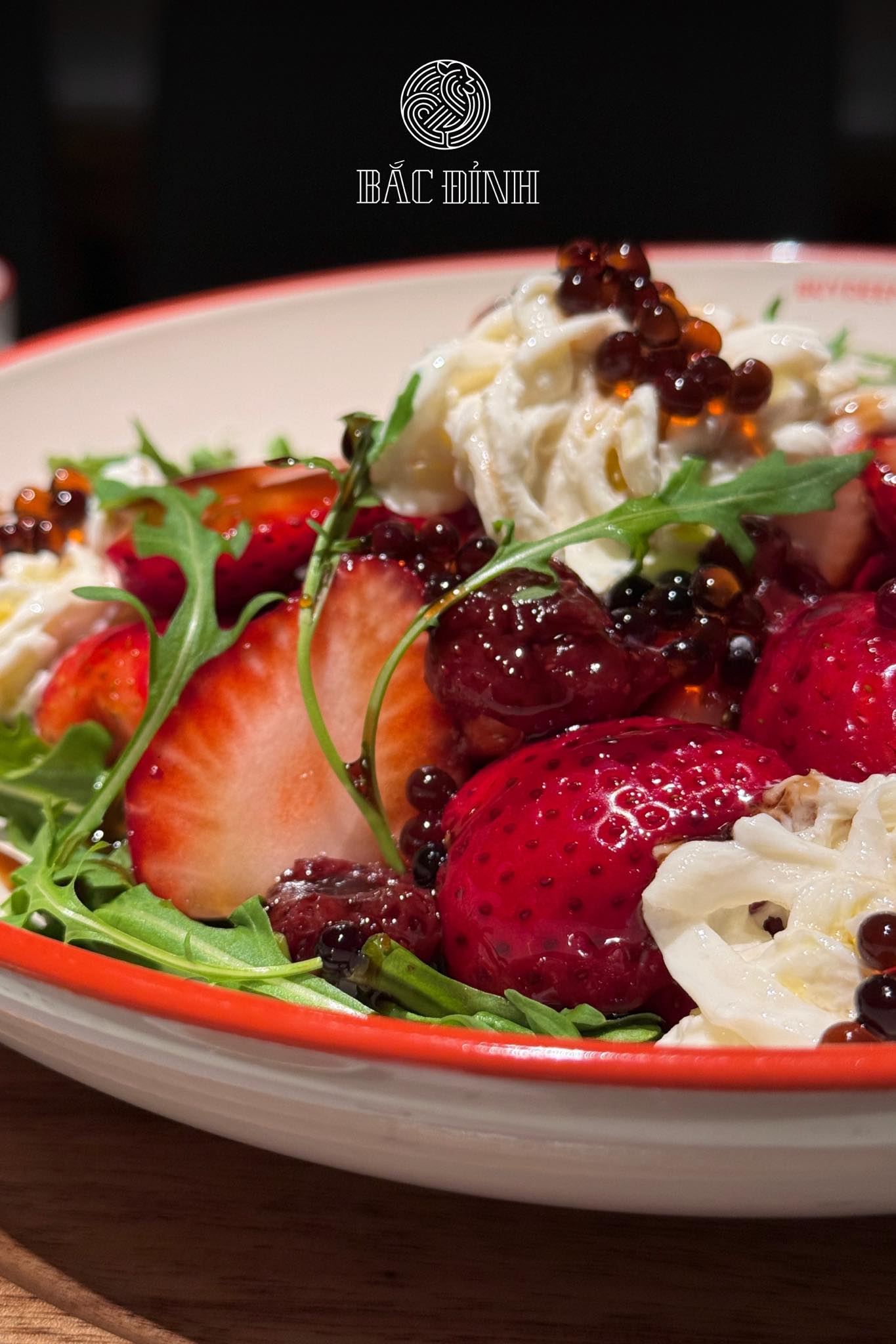 Giải mã món salad dâu "đắt buốt ruột" 770k khuấy đảo MXH và công thức đu trend ngon chuẩn vị từ "nàng thơ" Hà Cúc - Ảnh 2.