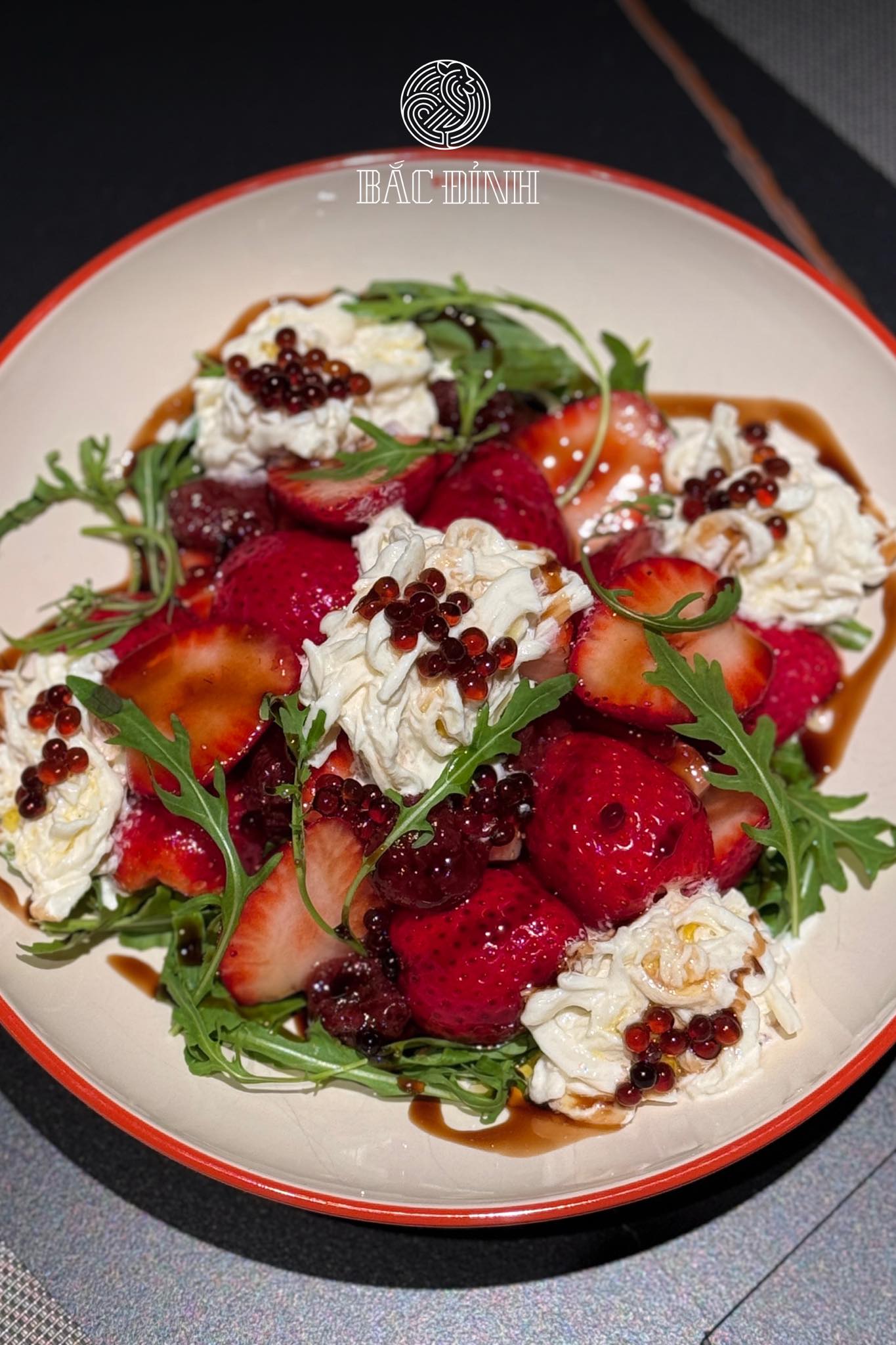 Giải mã món salad dâu "đắt buốt ruột" 770k khuấy đảo MXH và công thức đu trend ngon chuẩn vị từ "nàng thơ" Hà Cúc - Ảnh 3.