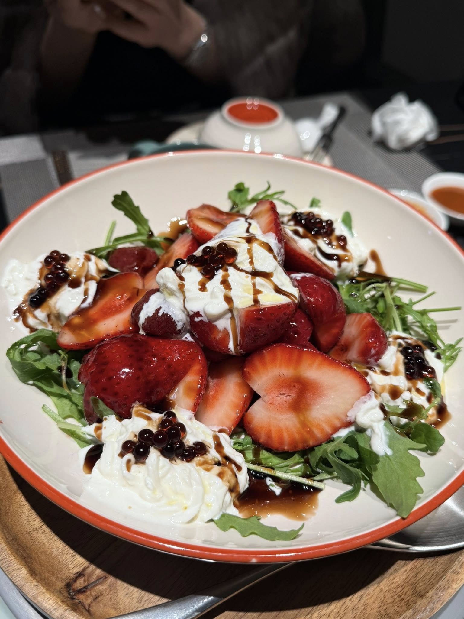 Giải mã món salad dâu "đắt buốt ruột" 770k khuấy đảo MXH và công thức đu trend ngon chuẩn vị từ "nàng thơ" Hà Cúc - Ảnh 7.