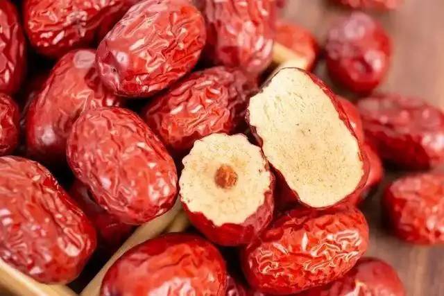 Một lần nữa táo đỏ lại gây chú ý: Bác sĩ chỉ ra 5 lợi ích sức khỏe rõ rệt khi ăn thường xuyên- Ảnh 1.