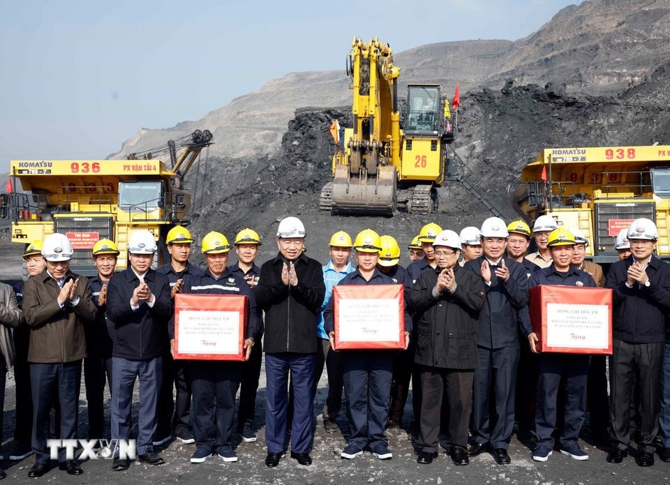 Tổng Bí thư, Thủ tướng thăm DN khai thác gần 3 triệu tấn "vàng đen" của VN, có doanh thu 5.200 tỷ đồng- Ảnh 2.