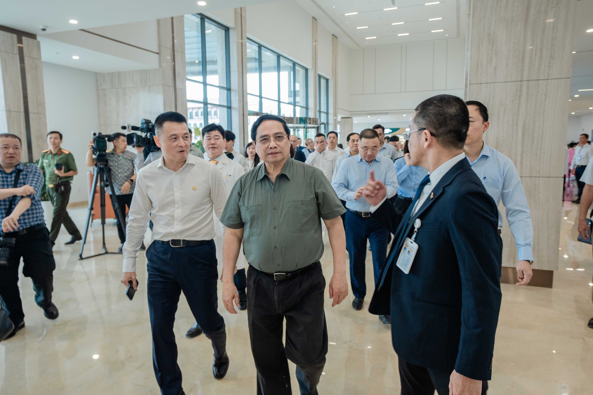 Thủ tướng đề nghị phát huy tinh thần "chỉ bàn làm, không bàn lùi" tại các dự án phục vụ APEC- Ảnh 20.