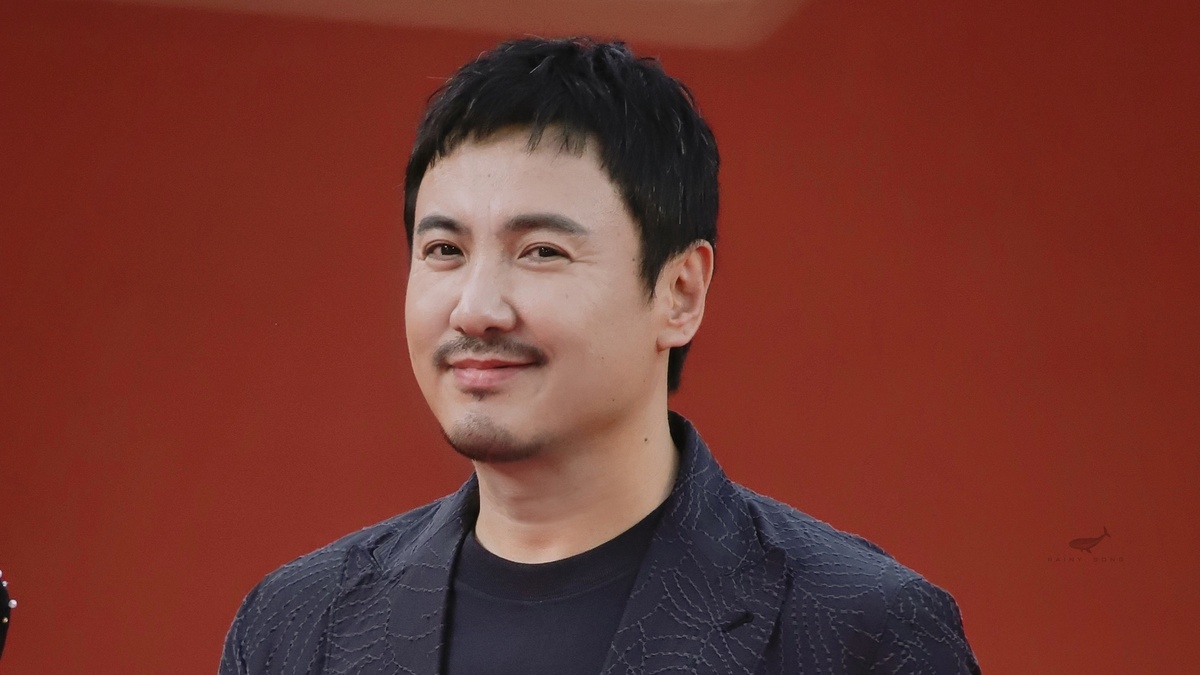 Hé lộ tổ ấm 370m2 của "vua hài" Thẩm Đằng: Phòng ngủ view vòng cung đẹp như mơ, nhưng chi tiết "bừa bộn" ở phòng khách mới tiết lộ con người thật của gia chủ- Ảnh 1.