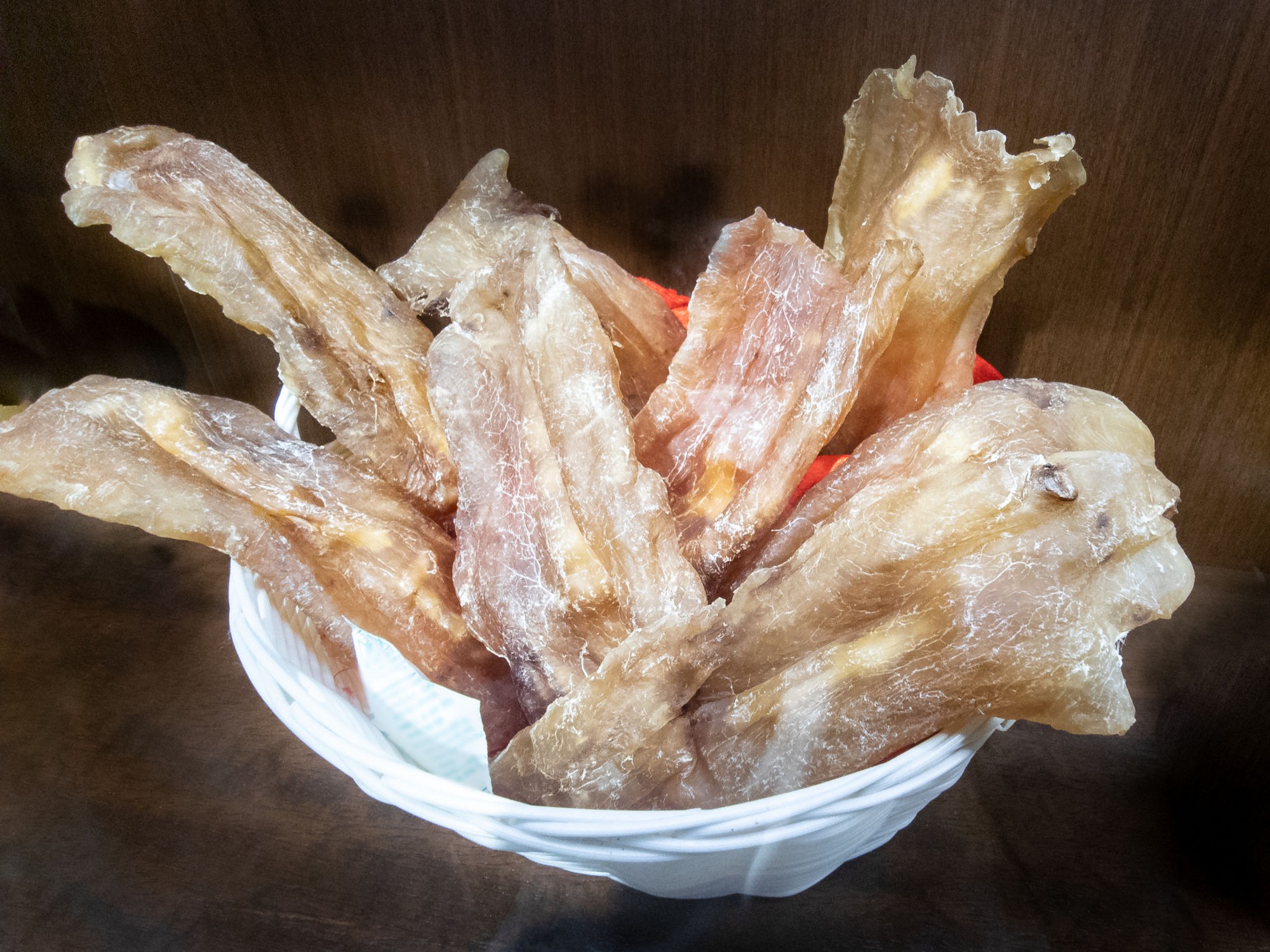 Mở thùng gạo phủ bụi, người đàn ông phát hiện vật thể bị lãng quên 50 năm, giá trị ngang căn biệt thự - Ảnh 3.