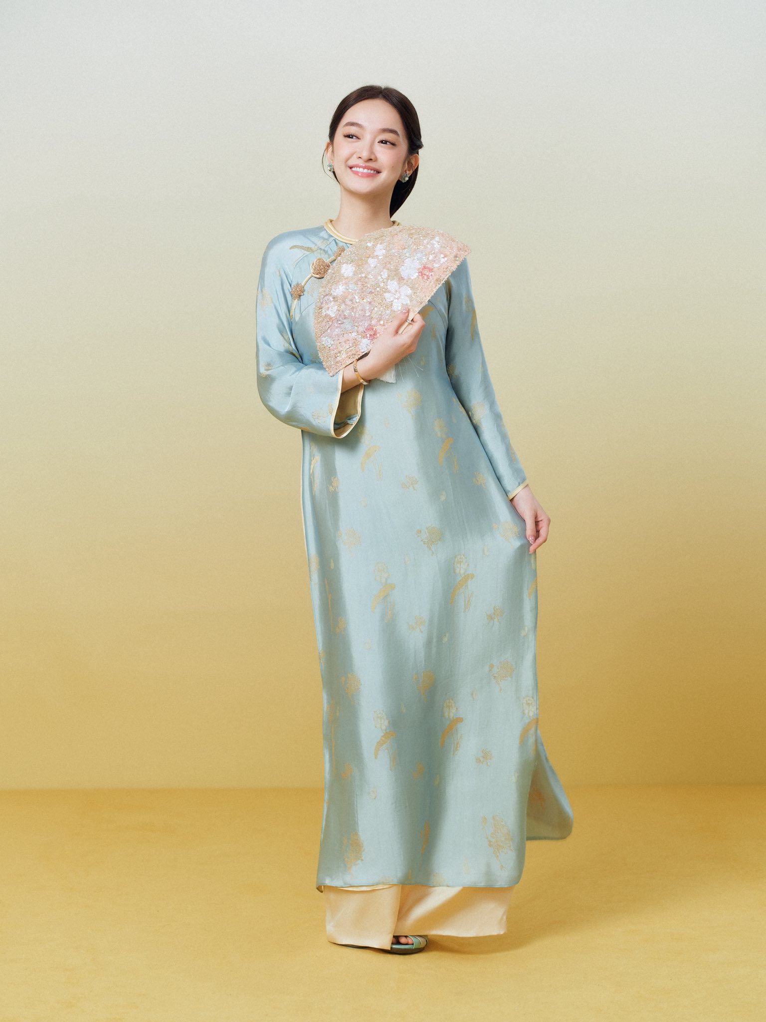 Drama săn áo dài ồn nhất lúc này: Mua khó hơn vàng, brand nhận bão phẫn nộ về cách xử lý- Ảnh 1. Drama săn áo dài ồn nhất lúc này: Mua khó hơn vàng, brand nhận bão phẫn nộ về cách xử lý- Ảnh 1.