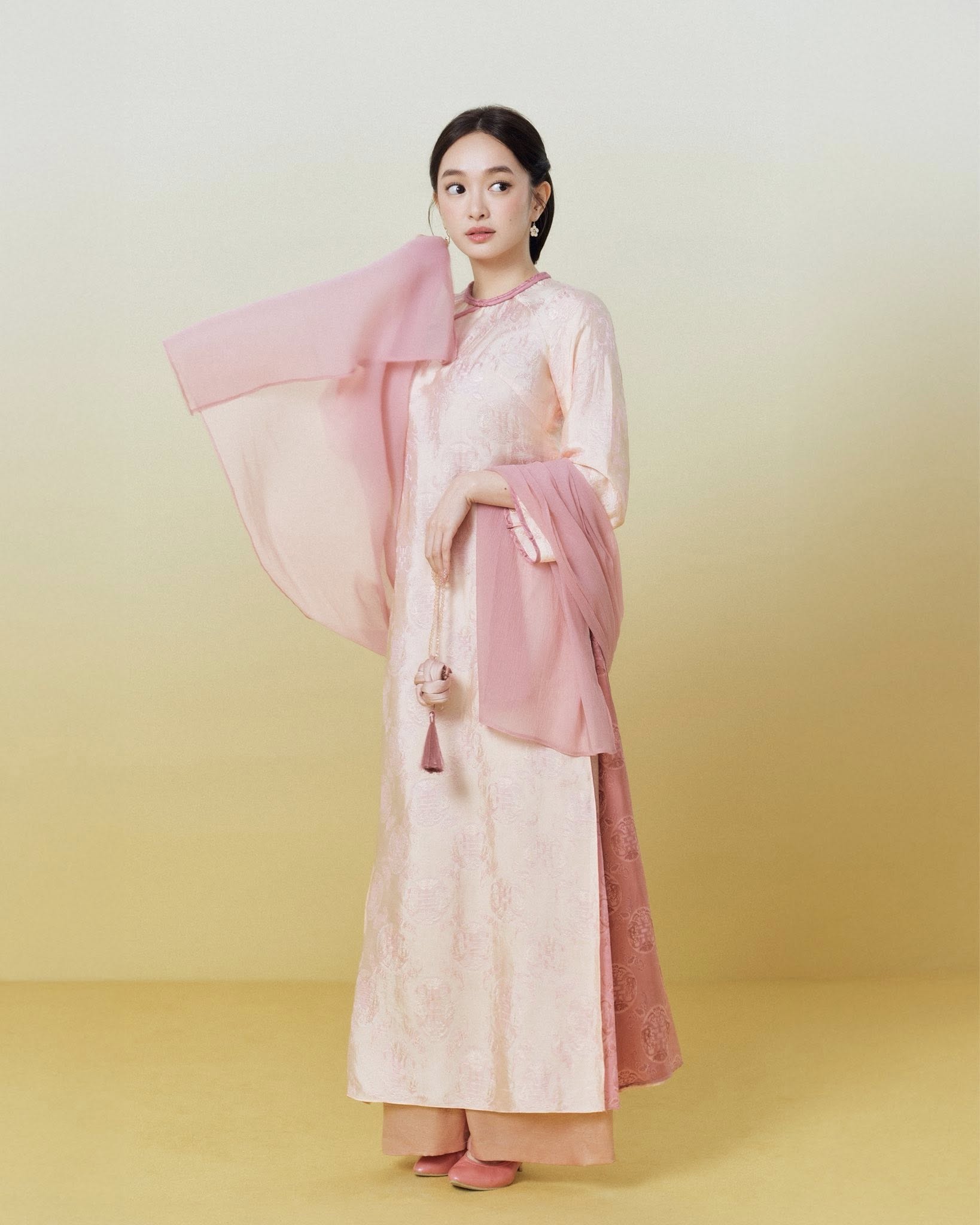 Drama săn áo dài ồn nhất lúc này: Mua khó hơn vàng, brand nhận bão phẫn nộ về cách xử lý- Ảnh 2. Drama săn áo dài ồn nhất lúc này: Mua khó hơn vàng, brand nhận bão phẫn nộ về cách xử lý- Ảnh 2.