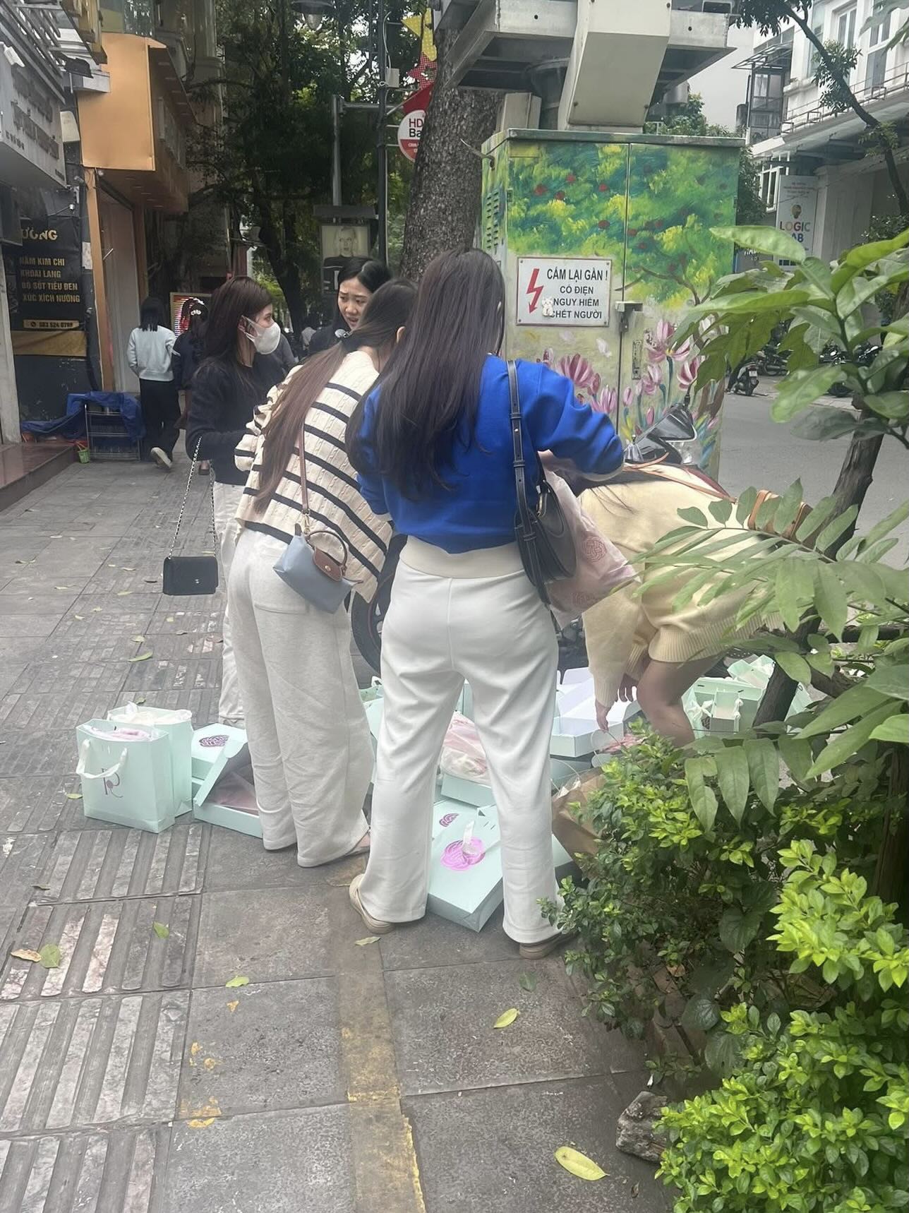 Drama săn áo dài ồn nhất lúc này: Mua khó hơn vàng, brand nhận bão phẫn nộ về cách xử lý- Ảnh 13. Drama săn áo dài ồn nhất lúc này: Mua khó hơn vàng, brand nhận bão phẫn nộ về cách xử lý- Ảnh 13.