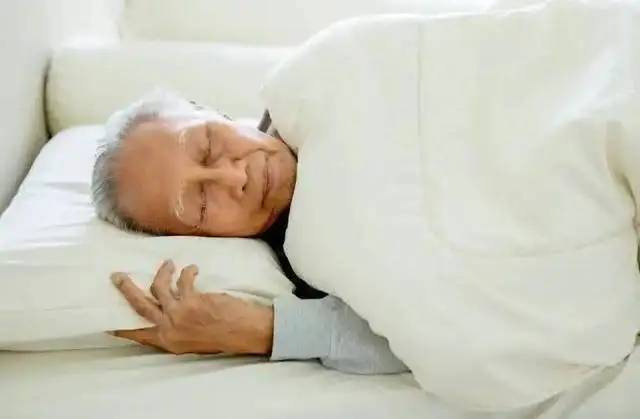 Ngủ lúc 10 giờ tối chưa chắc đã tốt: Bác sĩ cảnh báo 1 sai lầm phổ biến khiến người trên 65 tuổi càng ngủ càng mệt- Ảnh 1.