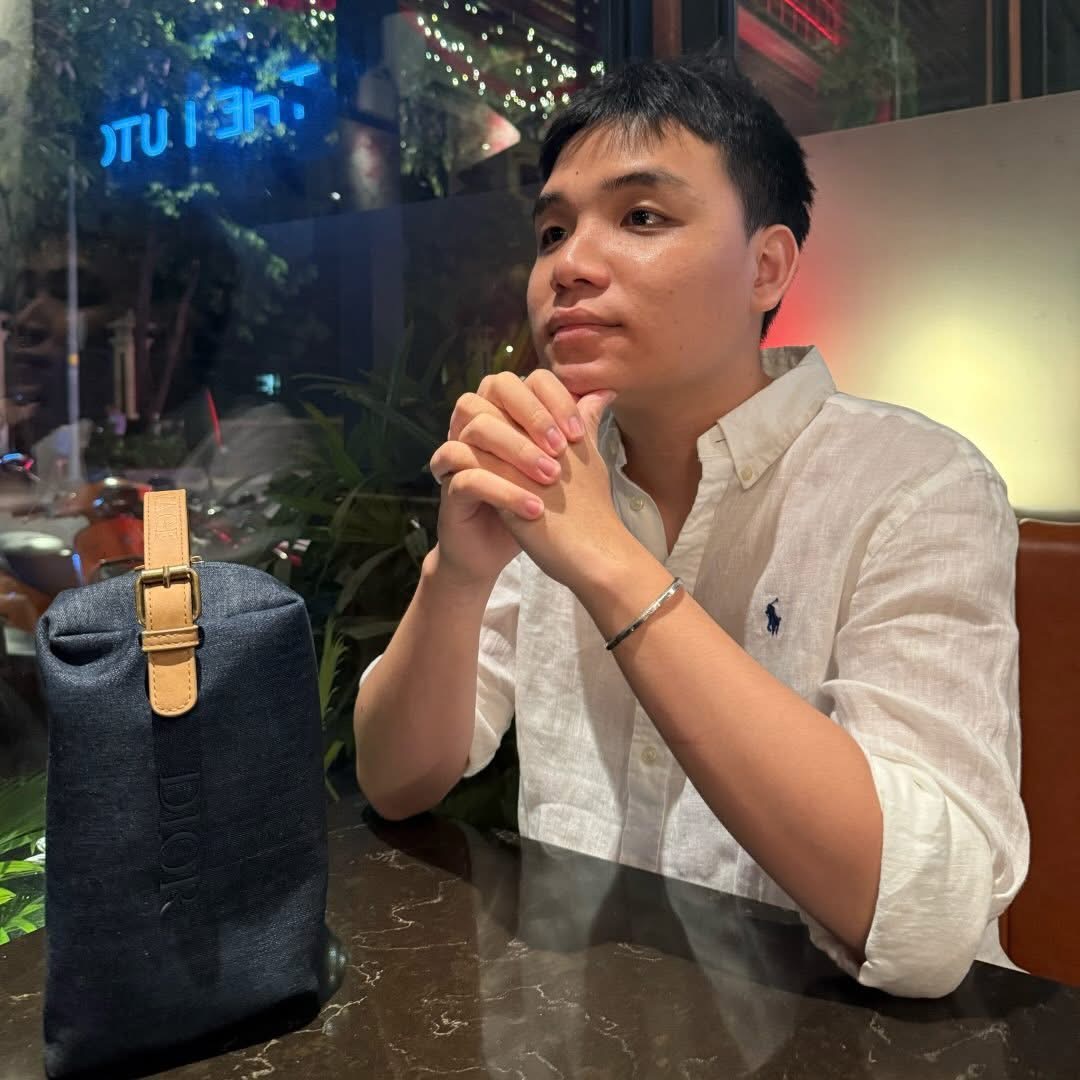 Hoa hậu Ý Nhi tặng bạn trai túi Dior, mặc áo đôi "quý tộc" trước tin đồn sắp cưới- Ảnh 2.