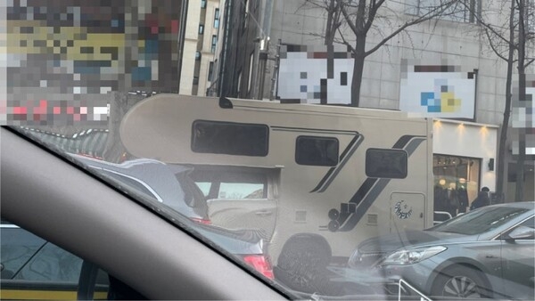 Bức ảnh chụp giữa đường phố Hàn Quốc khiến nhiều người thốt lên: "Thương cho những đứa trẻ!"- Ảnh 1.