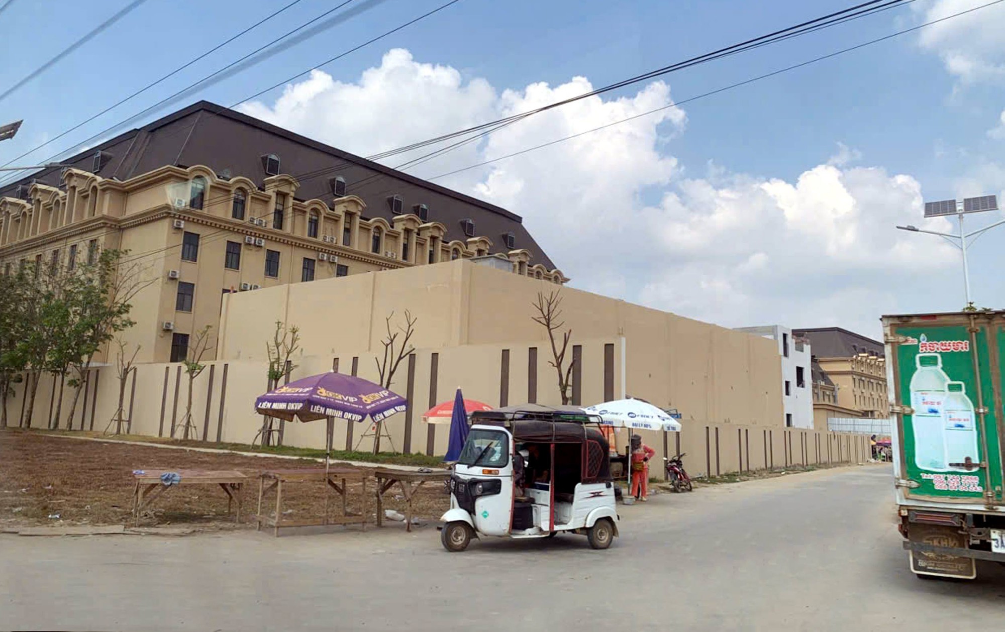 Cận cảnh khám xét, bắt giữ băng nhóm chiếm đoạt hơn 300 tỉ đồng của hàng ngàn người - Ảnh 1.