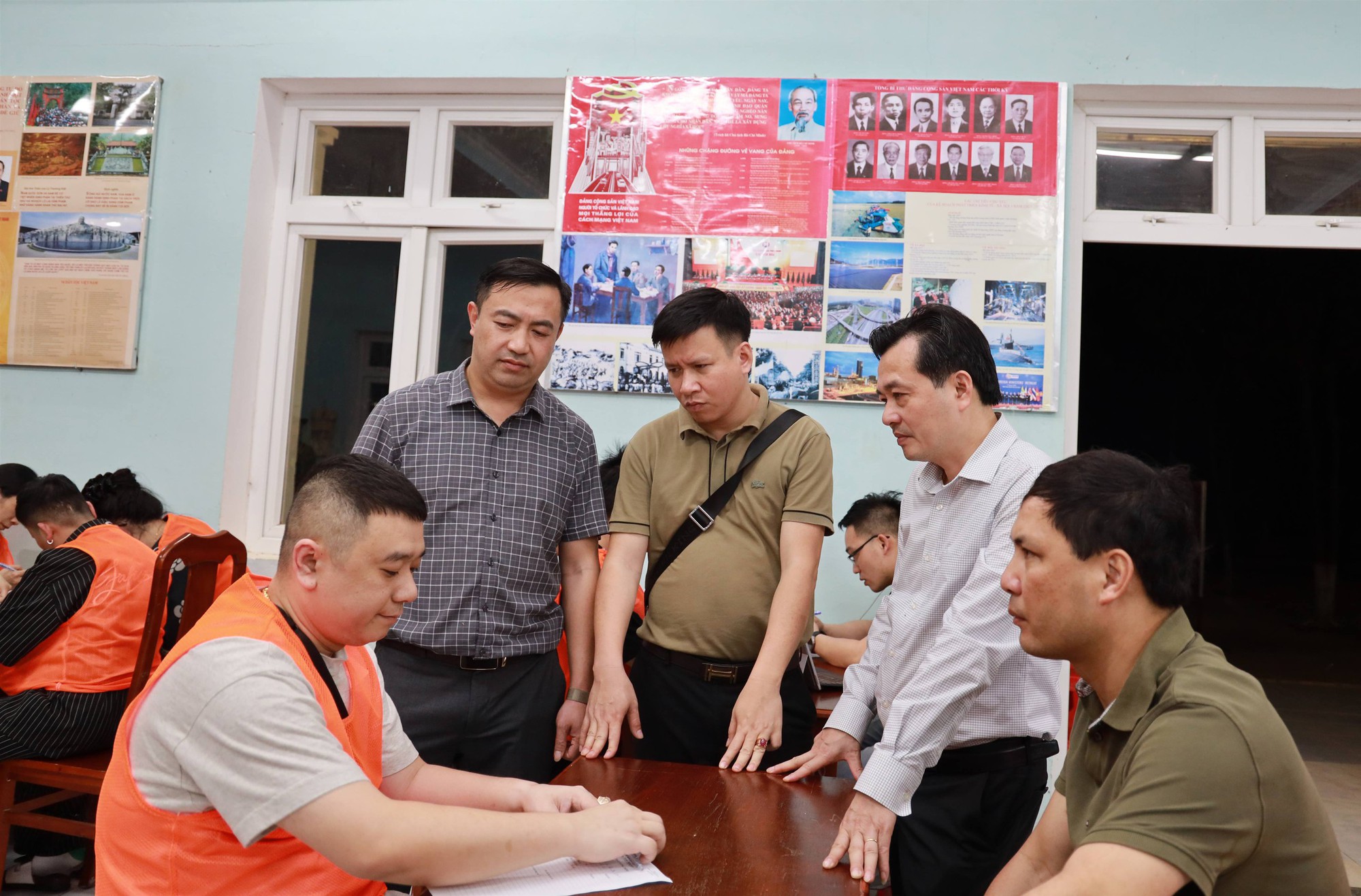 Cận cảnh khám xét, bắt giữ băng nhóm chiếm đoạt hơn 300 tỉ đồng của hàng ngàn người - Ảnh 6.