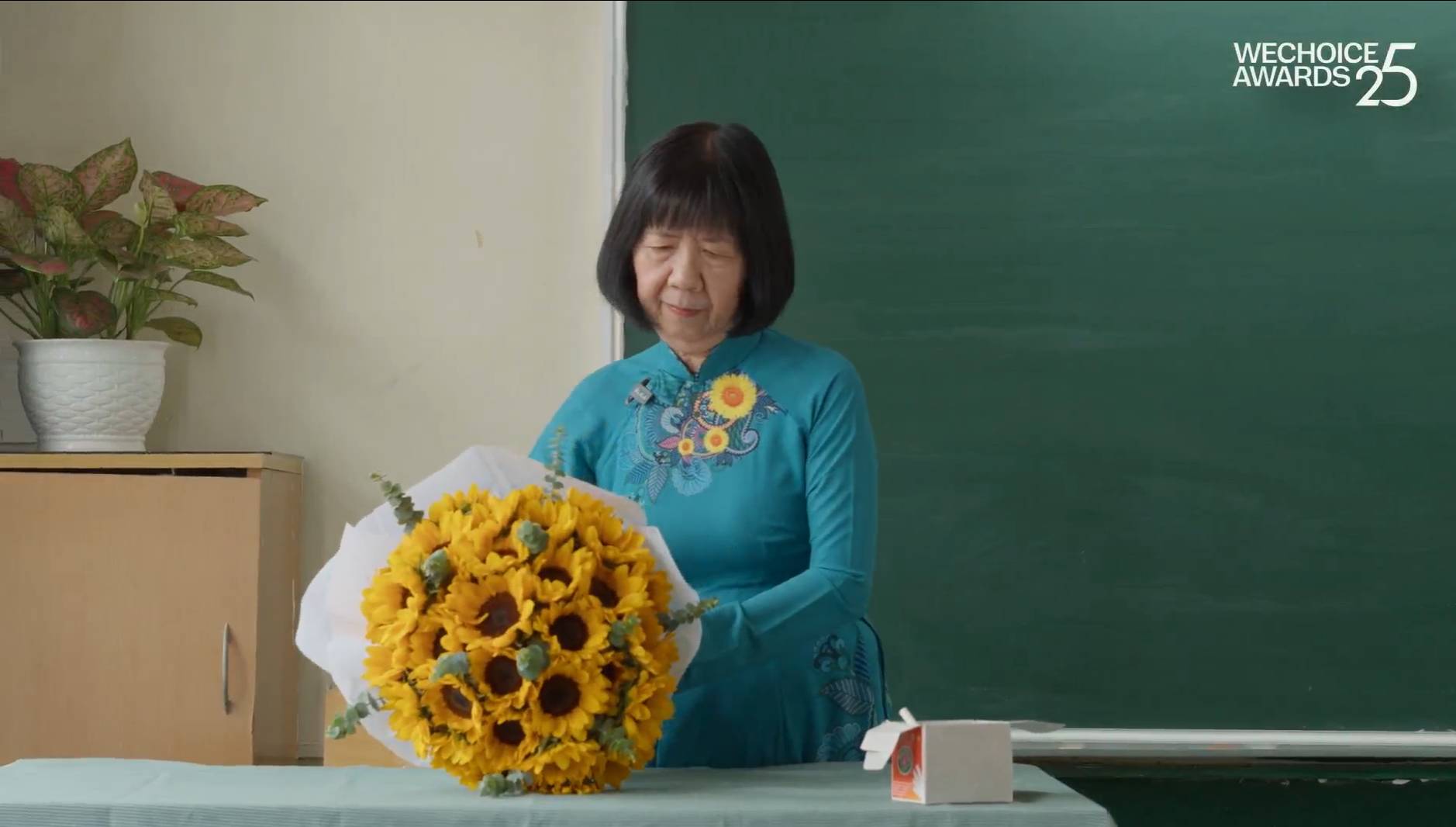 "Sĩ số 45. Vắng 45" - Câu chuyện phía sau hai dòng chữ trên góc bảng lớp học khiến tất cả lặng đi- Ảnh 2. "Sĩ số 45. Vắng 45" - Câu chuyện phía sau hai dòng chữ trên góc bảng lớp học khiến tất cả lặng đi- Ảnh 2.