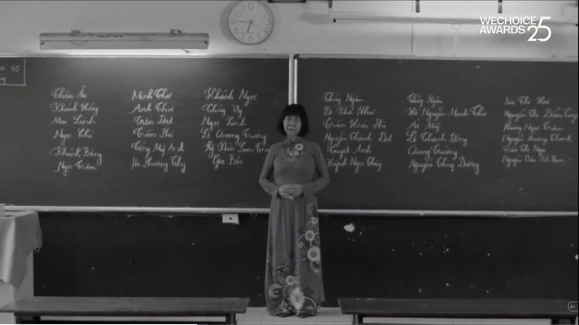 "Sĩ số 45. Vắng 45" - Câu chuyện phía sau hai dòng chữ trên góc bảng lớp học khiến tất cả lặng đi- Ảnh 3. "Sĩ số 45. Vắng 45" - Câu chuyện phía sau hai dòng chữ trên góc bảng lớp học khiến tất cả lặng đi- Ảnh 3.