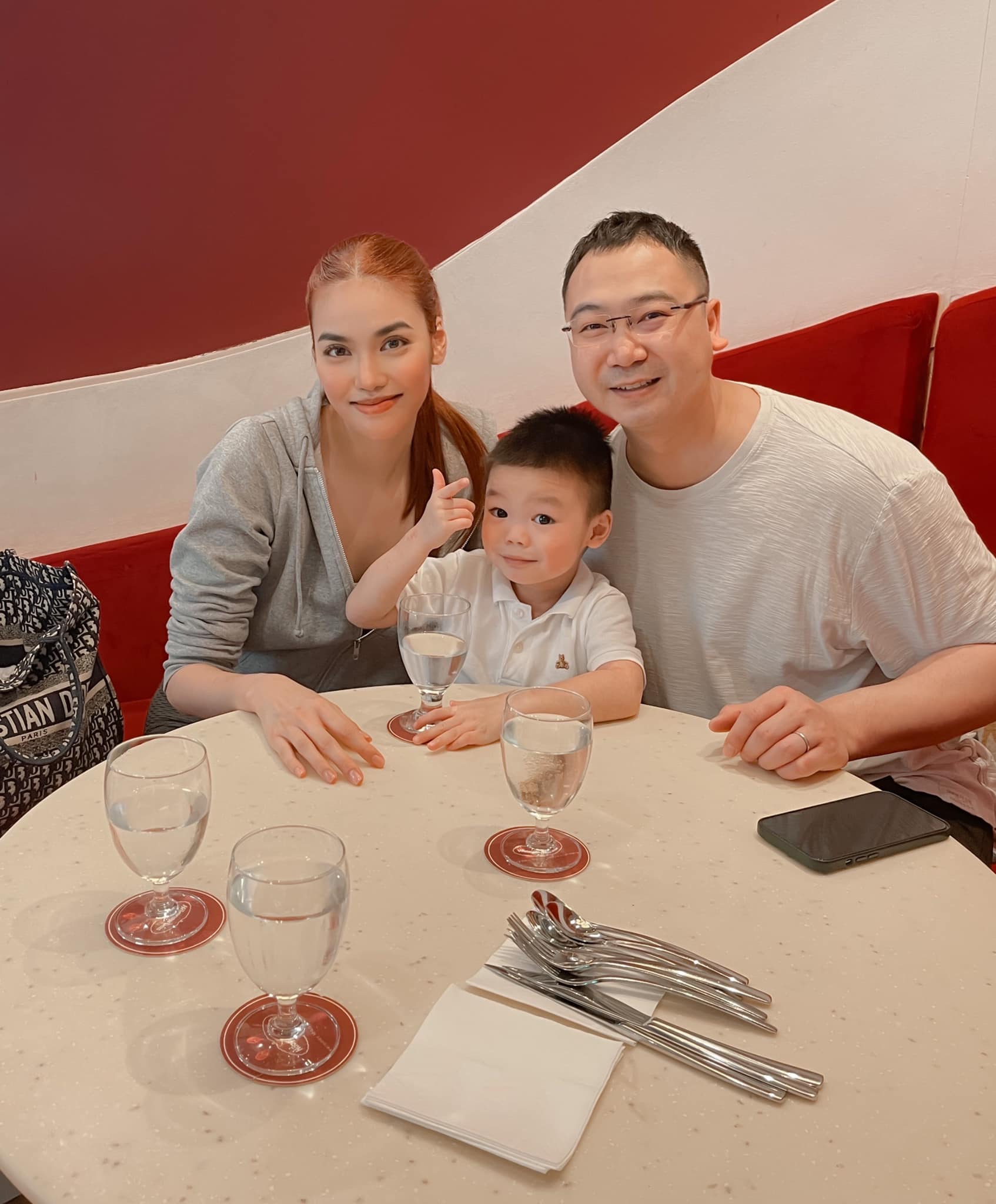 Hoa khôi lấy chồng thuộc gia tộc giàu có bậc nhất Việt Nam, sống trong biệt thự như cung điện hoàng gia- Ảnh 8. Hoa khôi lấy chồng thuộc gia tộc giàu có bậc nhất Việt Nam, sống trong biệt thự như cung điện hoàng gia- Ảnh 8.