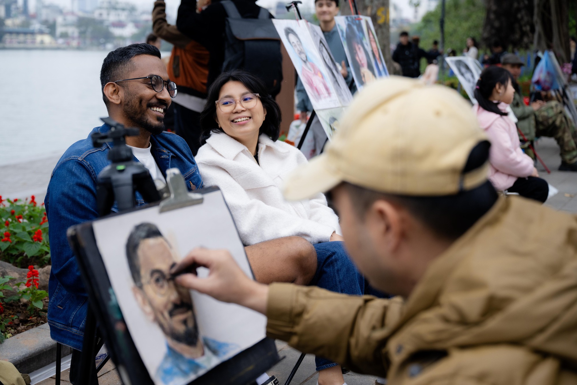 Một dịch vụ ở Hồ Gươm hốt bạc dịp Tết dương lịch, ung dung "đút túi" 3 triệu mỗi ngày- Ảnh 10. Một dịch vụ ở Hồ Gươm hốt bạc dịp Tết dương lịch, ung dung "đút túi" 3 triệu mỗi ngày- Ảnh 10.