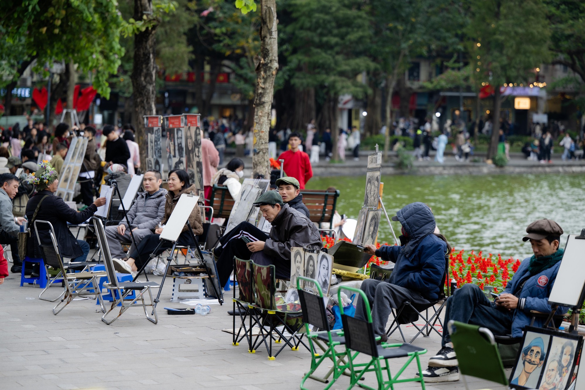 Một dịch vụ ở Hồ Gươm hốt bạc dịp Tết dương lịch, ung dung "đút túi" 3 triệu mỗi ngày- Ảnh 14. Một dịch vụ ở Hồ Gươm hốt bạc dịp Tết dương lịch, ung dung "đút túi" 3 triệu mỗi ngày- Ảnh 14.