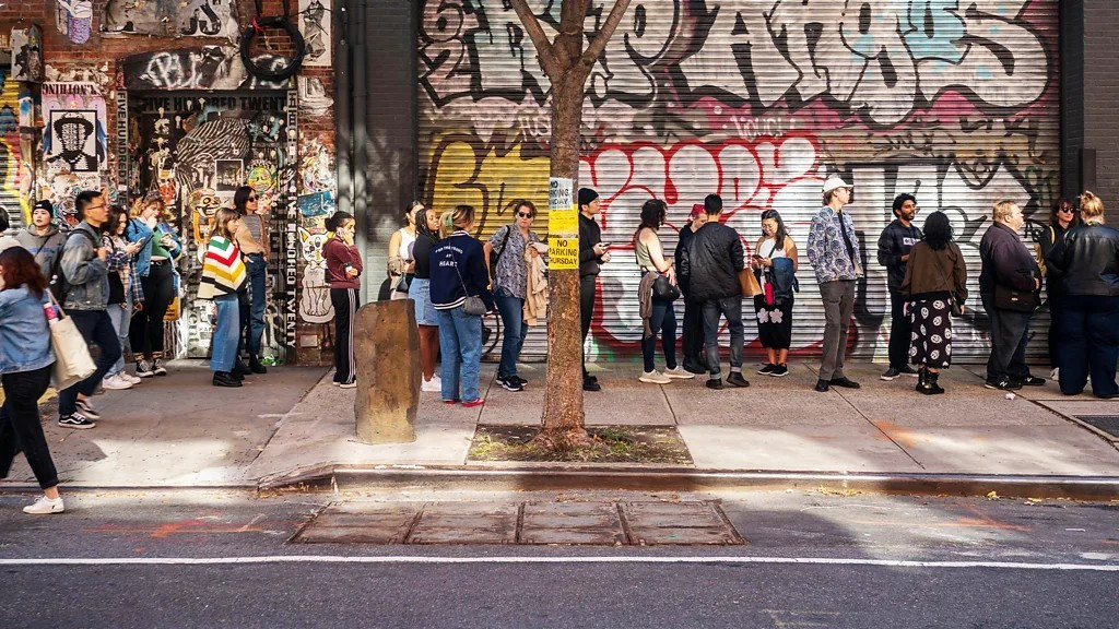 Phong trào xếp hàng để mua đồ ăn gây sốt- Ảnh 1.