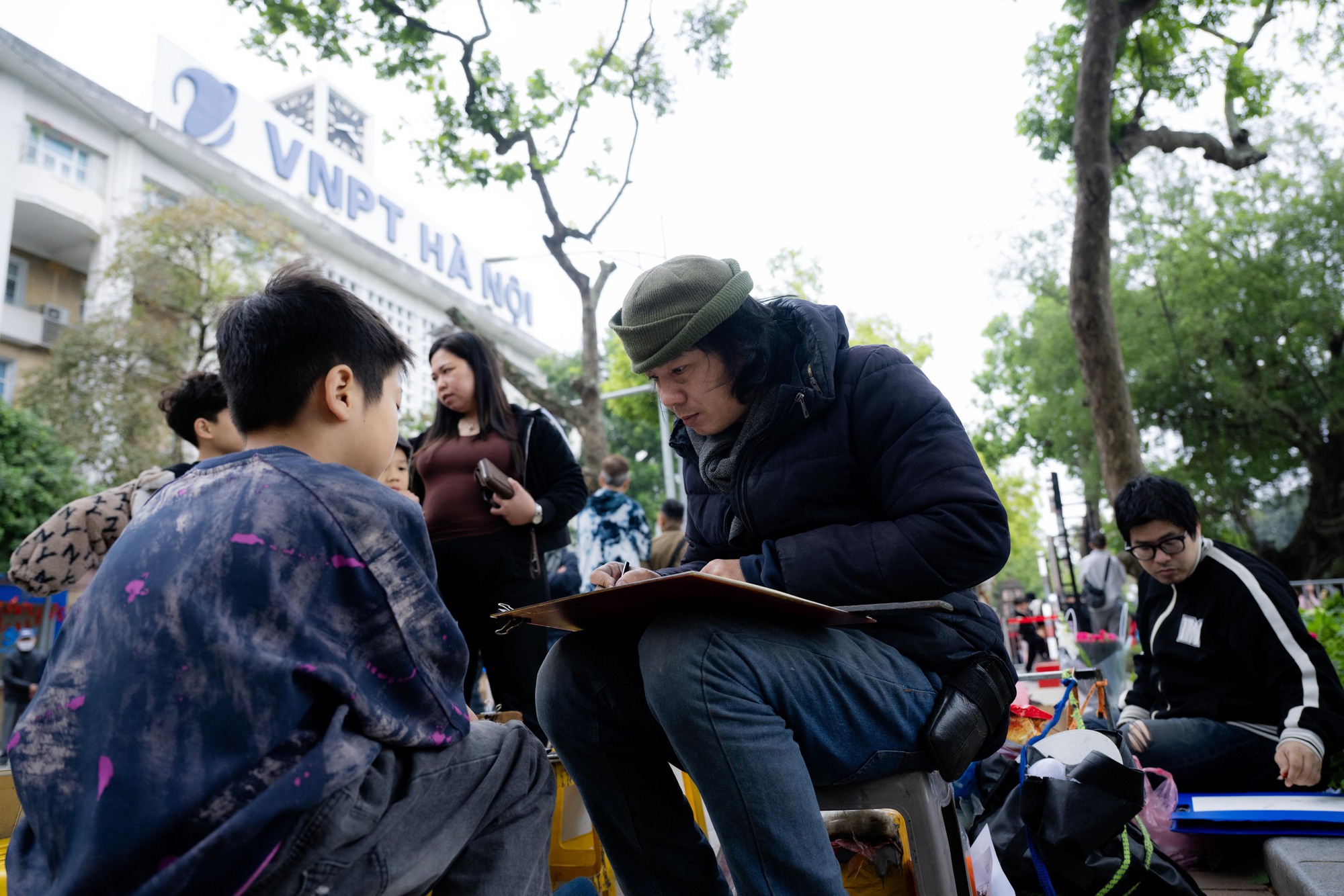 Một dịch vụ ở Hồ Gươm hốt bạc dịp Tết dương lịch, ung dung "đút túi" 3 triệu mỗi ngày- Ảnh 20. Một dịch vụ ở Hồ Gươm hốt bạc dịp Tết dương lịch, ung dung "đút túi" 3 triệu mỗi ngày- Ảnh 20.