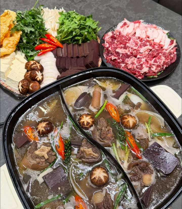 Không có bánh kem thành tựu, gen Z Hà Nội khoe ‘mâm cơm thành tựu 2025’- Ảnh 4.