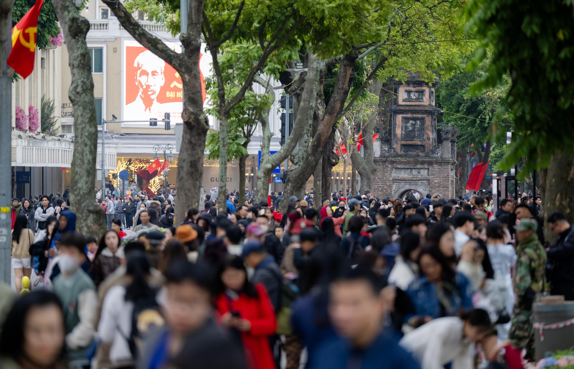 Một dịch vụ ở Hồ Gươm hốt bạc dịp Tết dương lịch, ung dung "đút túi" 3 triệu mỗi ngày- Ảnh 2. Một dịch vụ ở Hồ Gươm hốt bạc dịp Tết dương lịch, ung dung "đút túi" 3 triệu mỗi ngày- Ảnh 2.