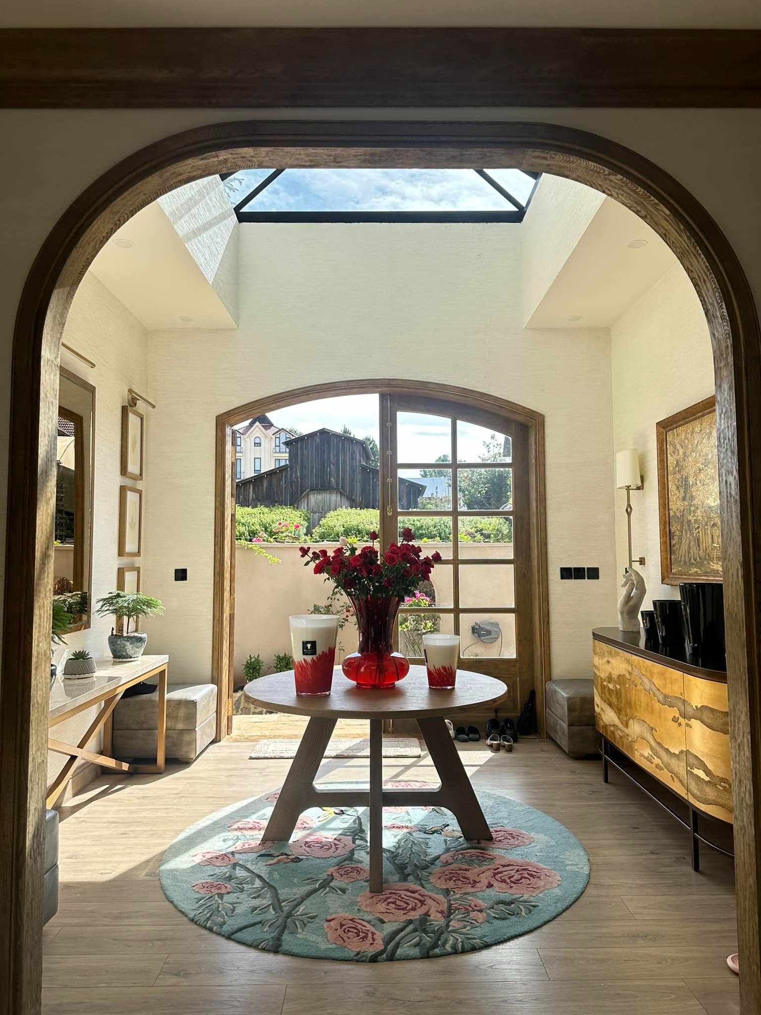 Dinh thự lộng lẫy như lâu đài của "Hoa hậu thơm nhất Việt Nam" - Ảnh 6. Dinh thự lộng lẫy như lâu đài của "Hoa hậu thơm nhất Việt Nam" - Ảnh 6.