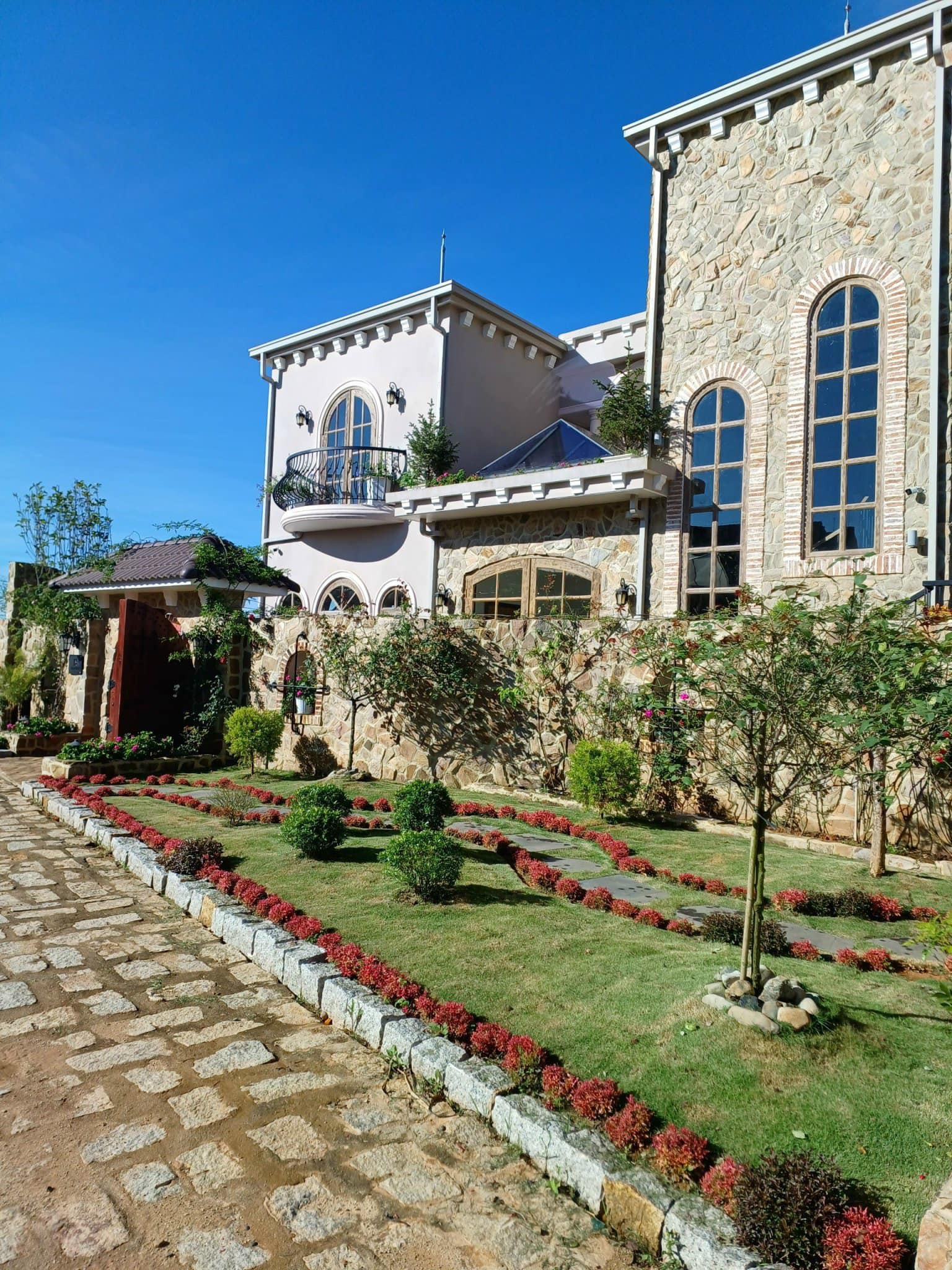 Dinh thự lộng lẫy như lâu đài của "Hoa hậu thơm nhất Việt Nam" - Ảnh 4. Dinh thự lộng lẫy như lâu đài của "Hoa hậu thơm nhất Việt Nam" - Ảnh 4.