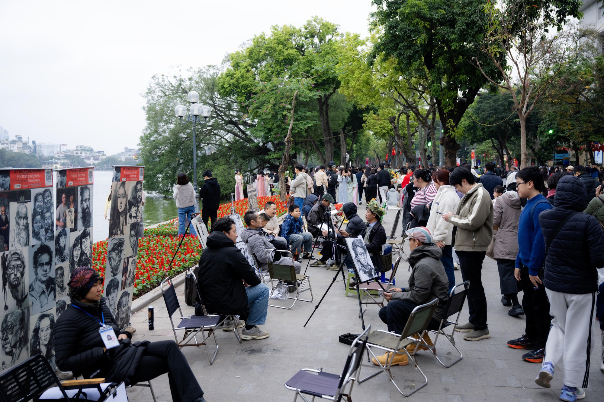 Một dịch vụ ở Hồ Gươm hốt bạc dịp Tết dương lịch, ung dung "đút túi" 3 triệu mỗi ngày- Ảnh 5. Một dịch vụ ở Hồ Gươm hốt bạc dịp Tết dương lịch, ung dung "đút túi" 3 triệu mỗi ngày- Ảnh 5.