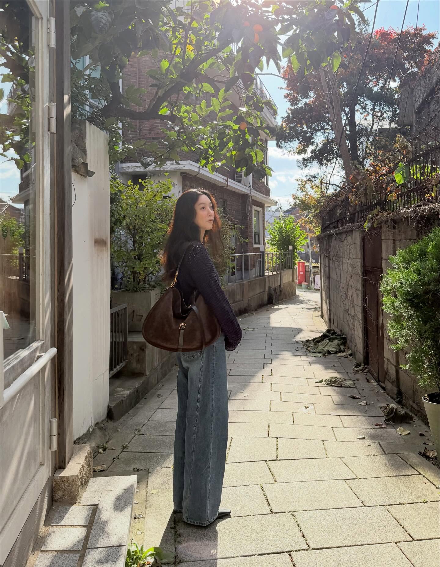 Sao Hàn ngoài 40 đều hack tuổi siêu đỉnh nhờ 5 món thời trang- Ảnh 8. Sao Hàn ngoài 40 đều hack tuổi siêu đỉnh nhờ 5 món thời trang- Ảnh 8.