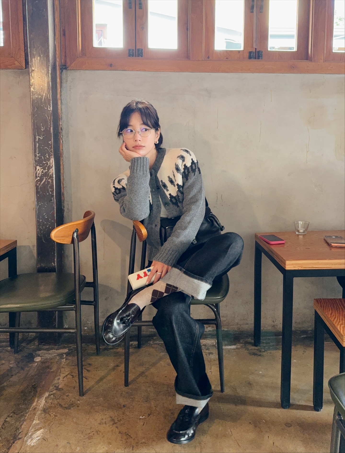 Sao Hàn ngoài 40 đều hack tuổi siêu đỉnh nhờ 5 món thời trang- Ảnh 6. Sao Hàn ngoài 40 đều hack tuổi siêu đỉnh nhờ 5 món thời trang- Ảnh 6.