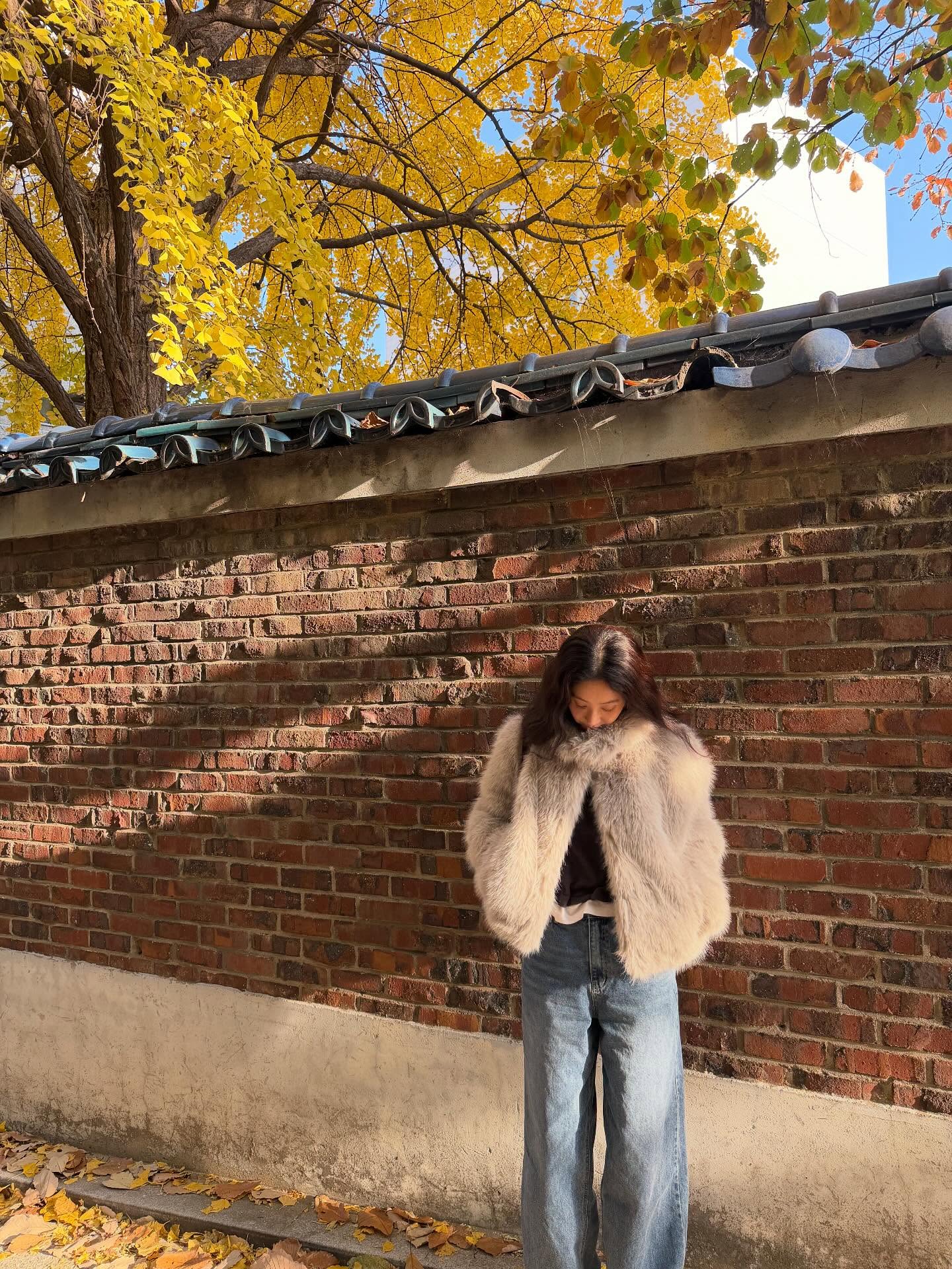 Sao Hàn ngoài 40 đều hack tuổi siêu đỉnh nhờ 5 món thời trang- Ảnh 9. Sao Hàn ngoài 40 đều hack tuổi siêu đỉnh nhờ 5 món thời trang- Ảnh 9.