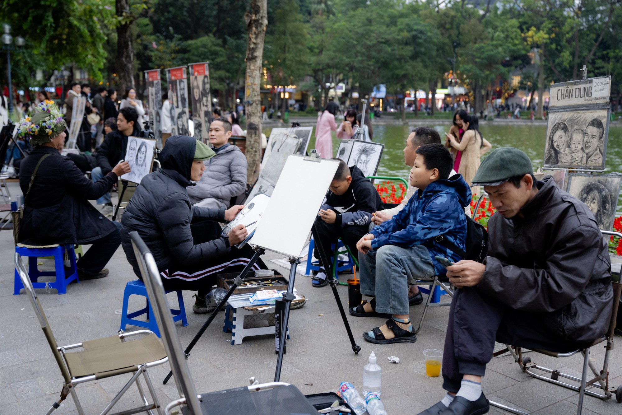 Một dịch vụ ở Hồ Gươm hốt bạc dịp Tết dương lịch, ung dung "đút túi" 3 triệu mỗi ngày- Ảnh 8. Một dịch vụ ở Hồ Gươm hốt bạc dịp Tết dương lịch, ung dung "đút túi" 3 triệu mỗi ngày- Ảnh 8.