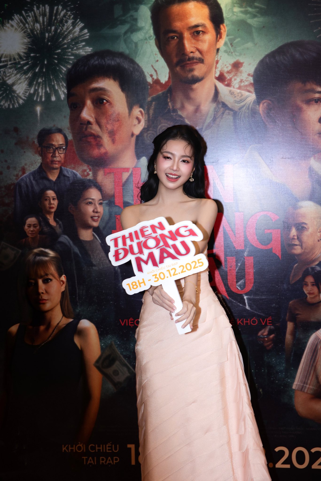 Mỹ nhân Việt vừa ngoảnh đầu đã khiến 3 triệu người mê mẩn, nhan sắc kinh diễm xứng đáng top đầu showbiz- Ảnh 2. Mỹ nhân Việt vừa ngoảnh đầu đã khiến 3 triệu người mê mẩn, nhan sắc kinh diễm xứng đáng top đầu showbiz- Ảnh 2.