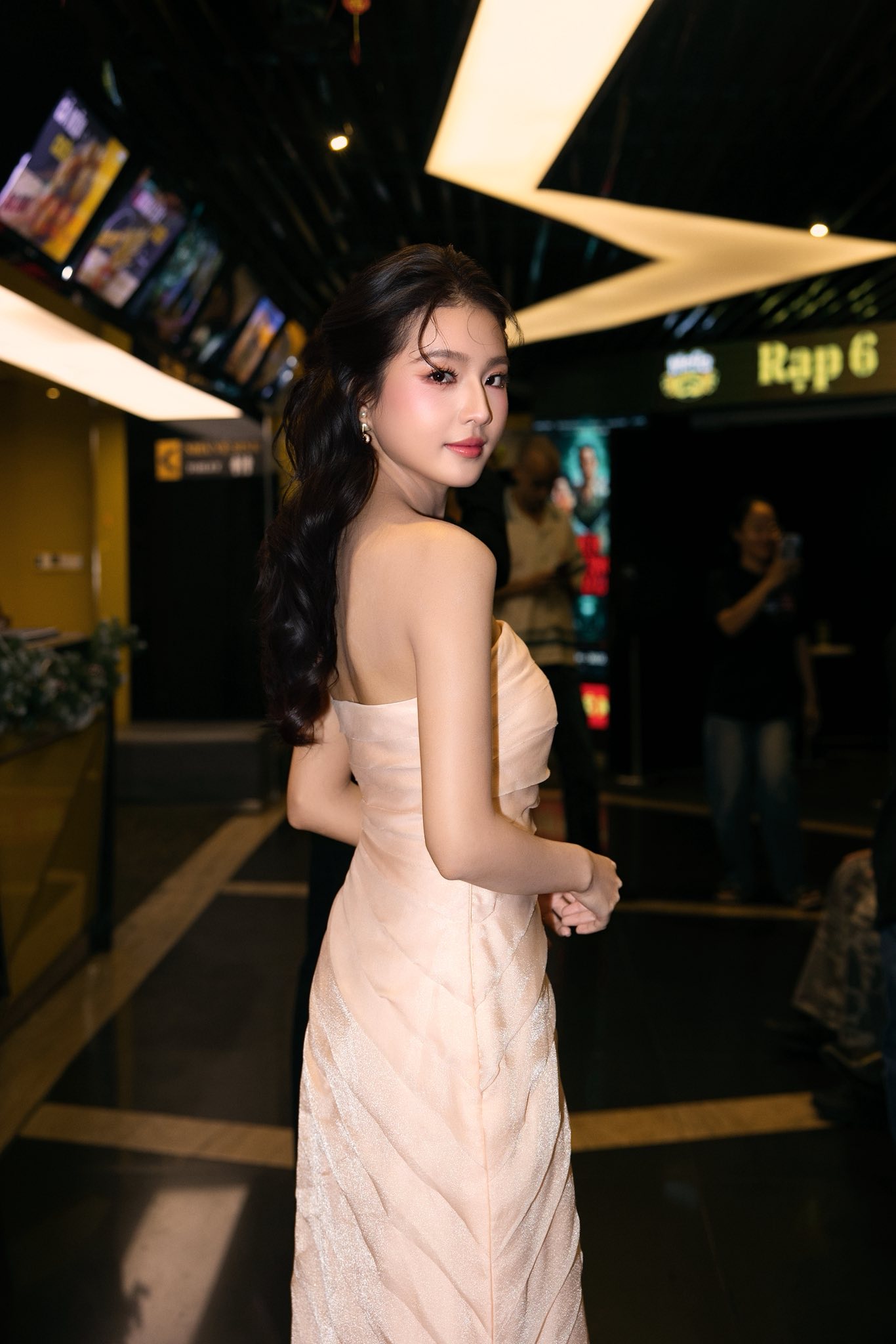 Mỹ nhân Việt vừa ngoảnh đầu đã khiến 3 triệu người mê mẩn, nhan sắc kinh diễm xứng đáng top đầu showbiz- Ảnh 3. Mỹ nhân Việt vừa ngoảnh đầu đã khiến 3 triệu người mê mẩn, nhan sắc kinh diễm xứng đáng top đầu showbiz- Ảnh 3.