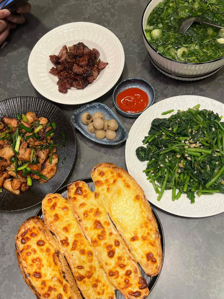 Không có bánh kem thành tựu, gen Z Hà Nội khoe ‘mâm cơm thành tựu 2025’- Ảnh 23.