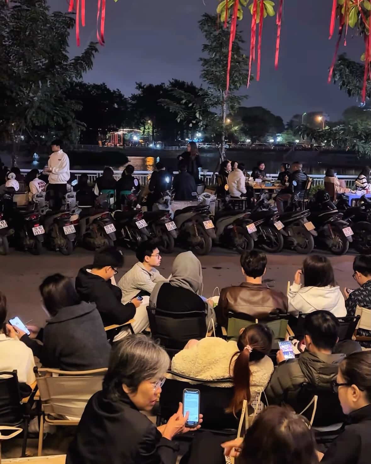 Tết Dương lịch “ăn nên làm ra”: Quán cafe, photobooth, thời trang doanh thu tăng 2-3 lần, xe ôm công nghệ kiếm 1,5 triệu/5 tiếng- Ảnh 1.