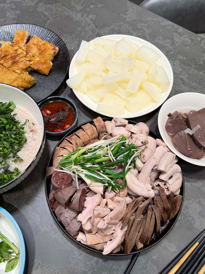 Không có bánh kem thành tựu, gen Z Hà Nội khoe ‘mâm cơm thành tựu 2025’- Ảnh 9.