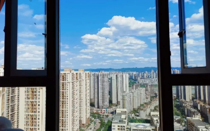 Sống tầng 33 ba năm, tôi ngộ ra một sự thật phũ phàng: Thời gian chờ thang máy còn dài hơn thời gian nghỉ ngơi- Ảnh 1.