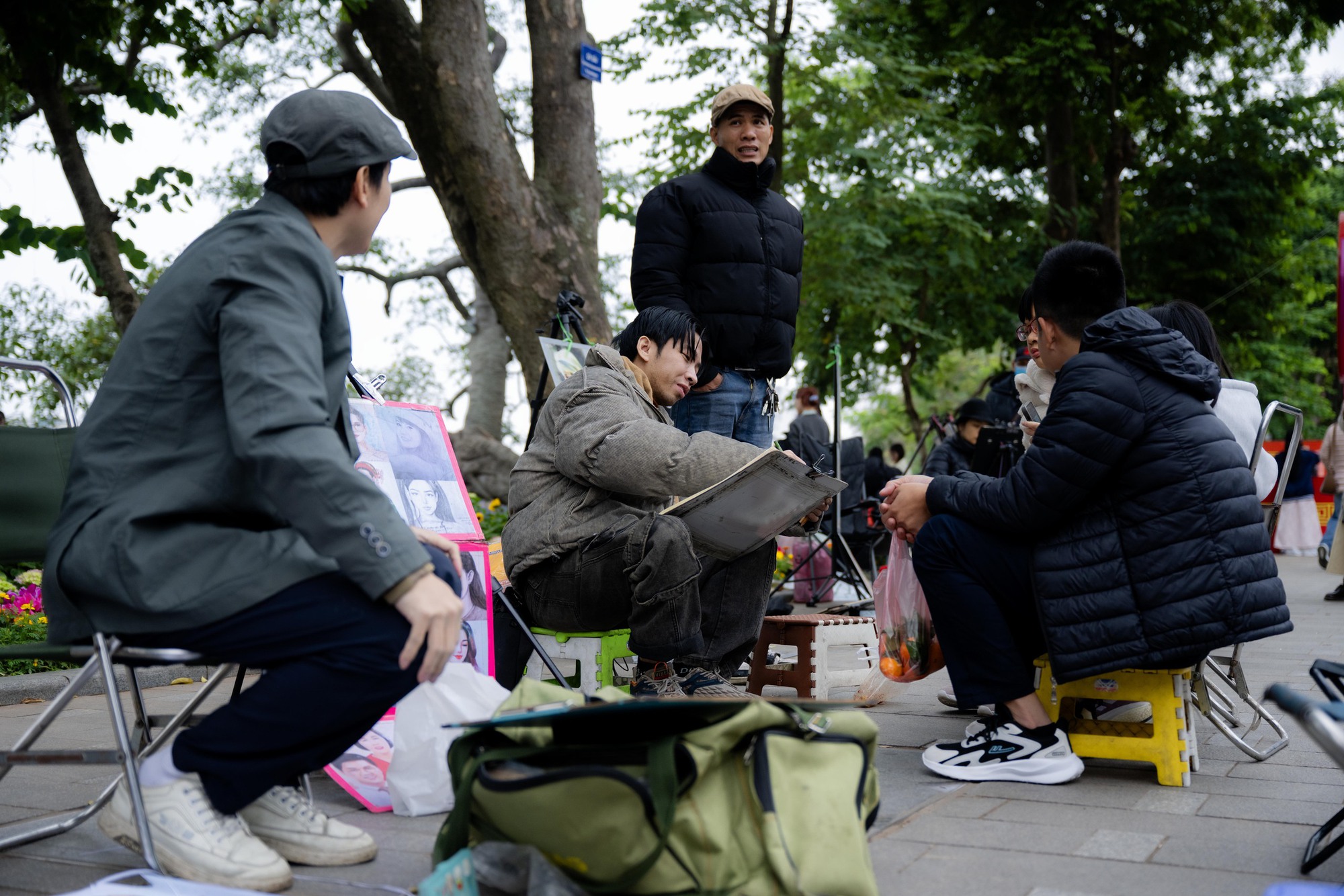 Một dịch vụ ở Hồ Gươm hốt bạc dịp Tết dương lịch, ung dung "đút túi" 3 triệu mỗi ngày- Ảnh 9. Một dịch vụ ở Hồ Gươm hốt bạc dịp Tết dương lịch, ung dung "đút túi" 3 triệu mỗi ngày- Ảnh 9.