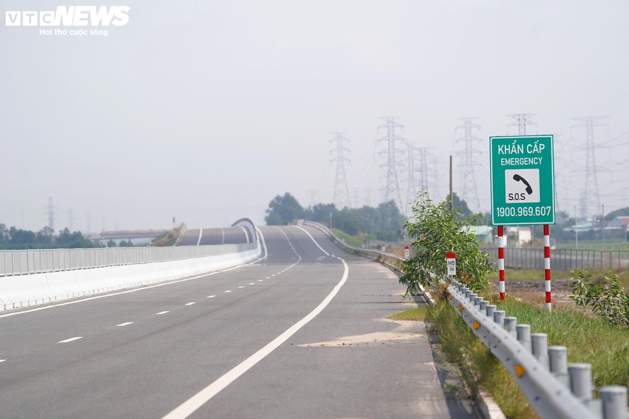 Cận cảnh đoạn cao tốc chưa thể khai thác do thiếu các điểm kết nối- Ảnh 10.