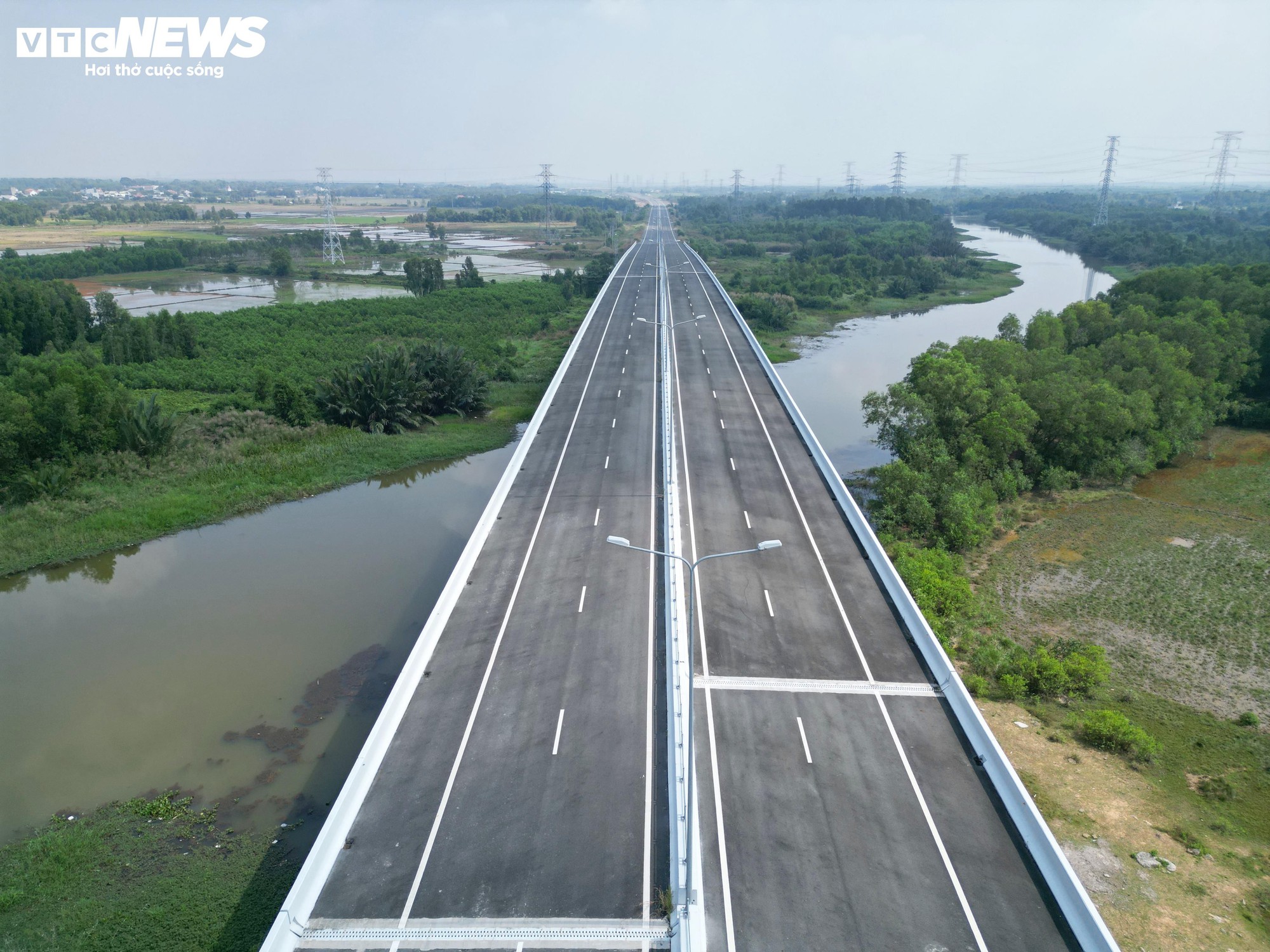 Cận cảnh đoạn cao tốc chưa thể khai thác do thiếu các điểm kết nối- Ảnh 11.