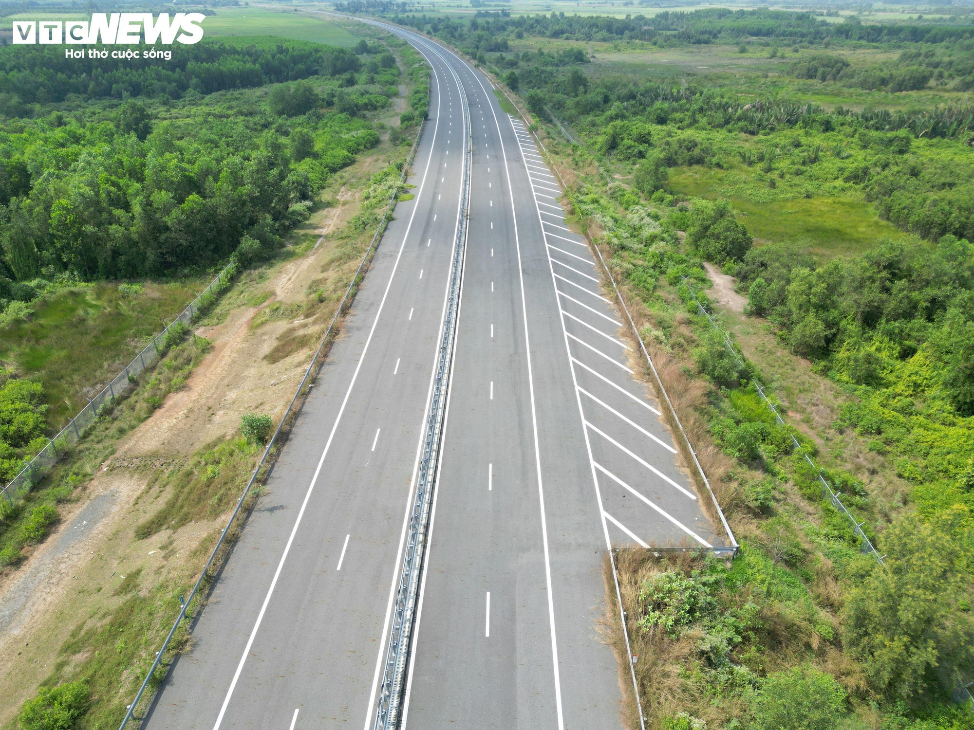 Cận cảnh đoạn cao tốc chưa thể khai thác do thiếu các điểm kết nối- Ảnh 12.