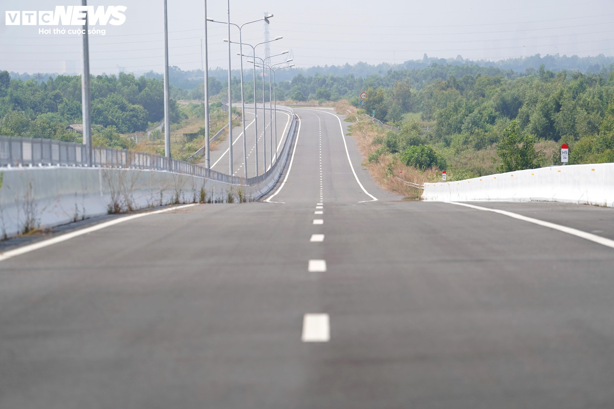 Cận cảnh đoạn cao tốc chưa thể khai thác do thiếu các điểm kết nối- Ảnh 2.