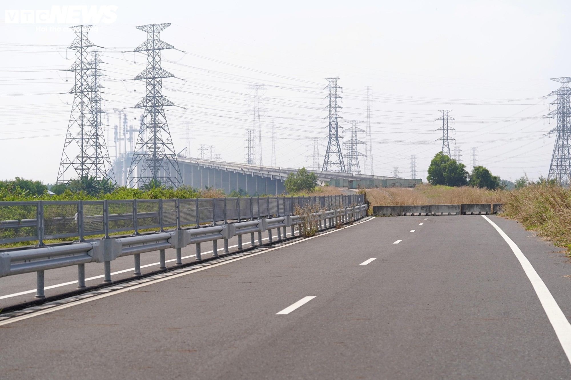 Cận cảnh đoạn cao tốc chưa thể khai thác do thiếu các điểm kết nối- Ảnh 3.